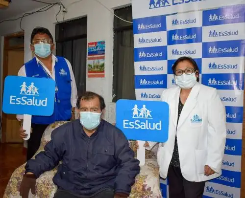 ¡Gran victoria! Trabajador de la Essalud Huaraz vence a la covid-19 tras 30 días en UCI
