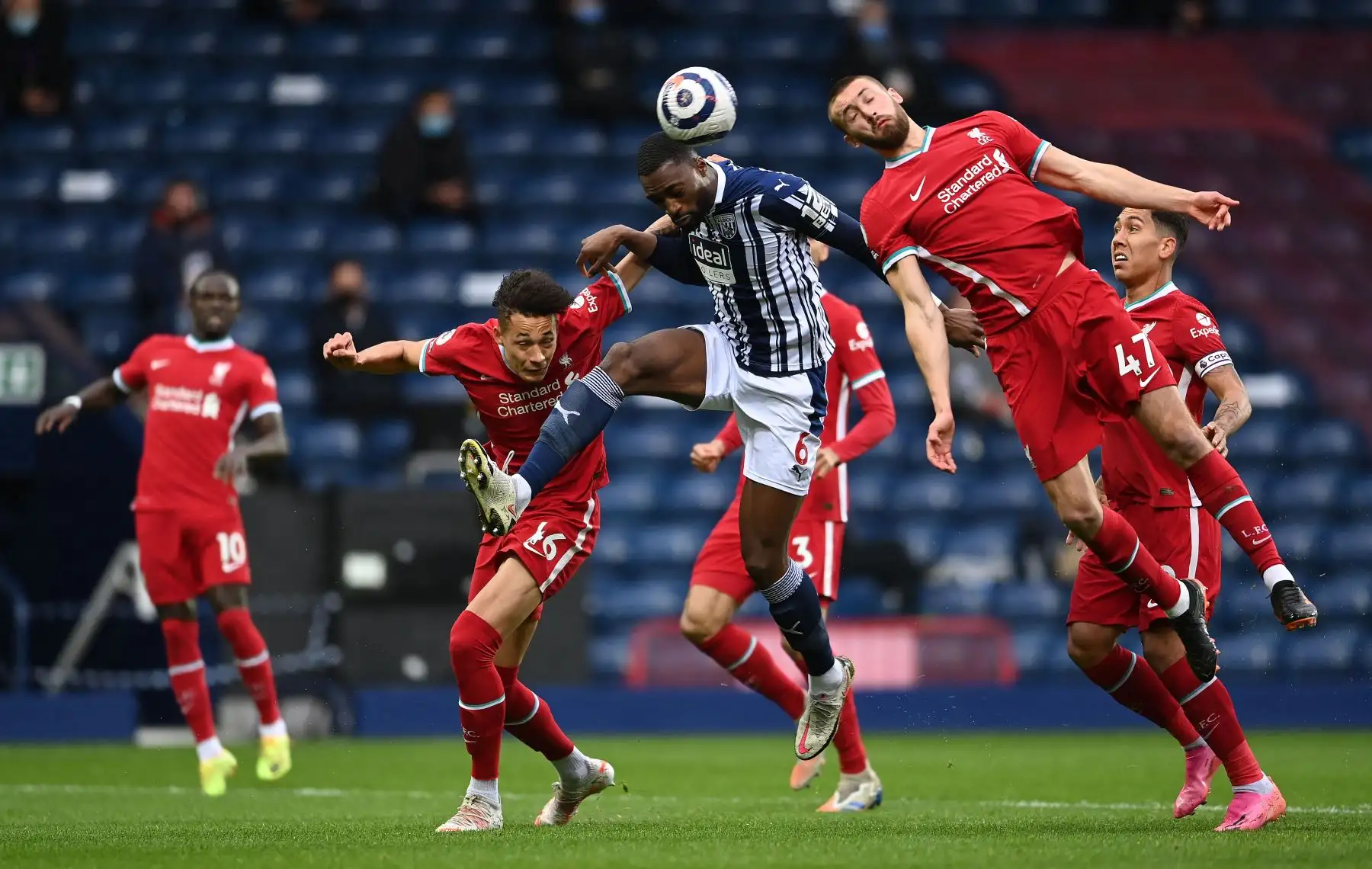 El defensor nigeriano de West Bromwich Albion Semi Ajayi  salta a la cabeza el balón bajo la presión del defensor inglés de Liverpool Rhys Williams y el defensor inglés del Liverpool Nathaniel Phillips durante el partido de fútbol de la Premier League inglesa entre West Bromwich Albion y Liverpool.
Foto:  AFP