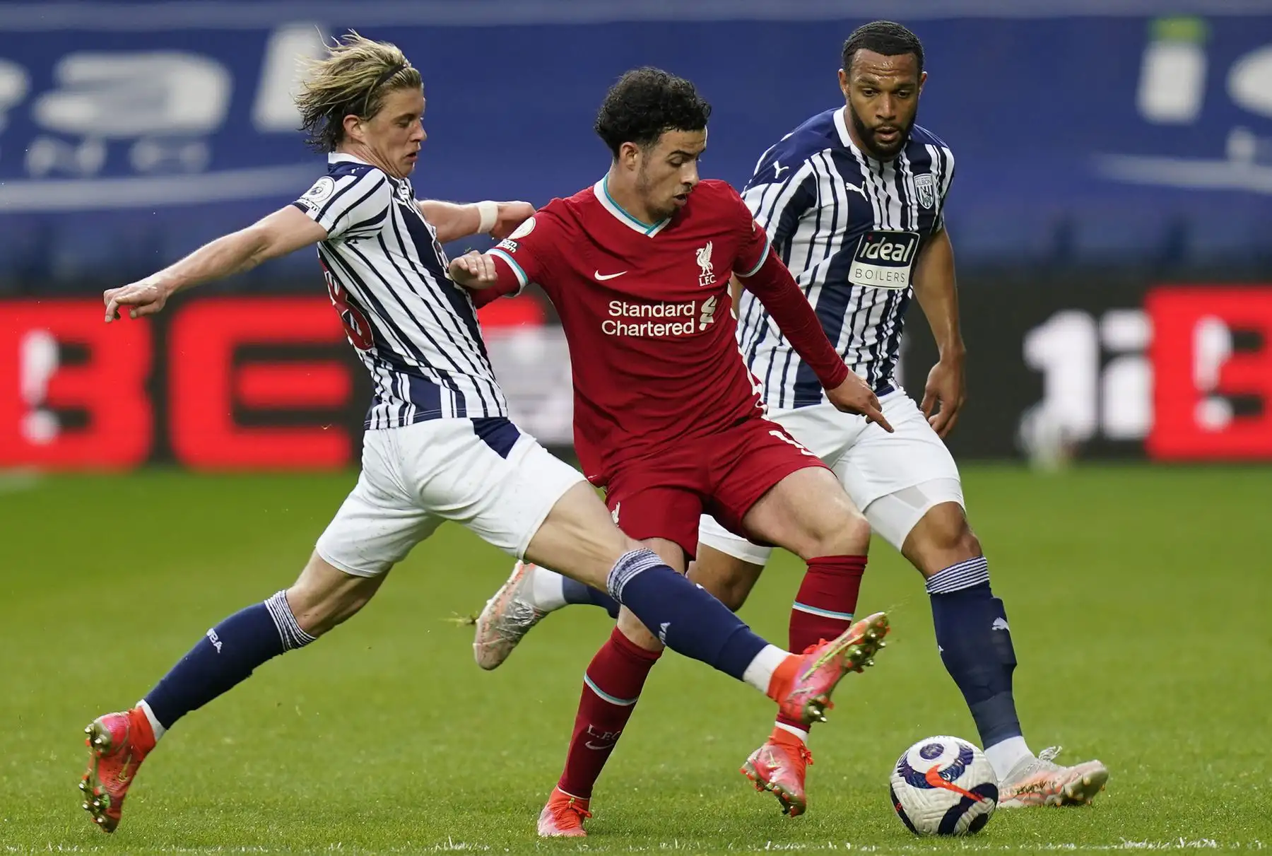 El centrocampista inglés del West Bromwich Albion Conor Gallagher compite con el centrocampista inglés del Liverpool Curtis Jones durante el partido de fútbol de la Premier League inglesa entre West Bromwich Albion y Liverpool. Foto: AFP