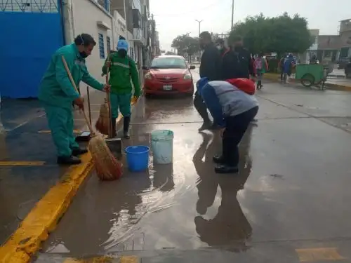 El personal evacua las aguas pluviales de las avenidas Los Incas, Los Andes, Amautas, Manuel Seoane, Unión, Imperio; así como de las zonas colindantes a los mercados y el policlínico Carlos Castañeda, donde se formó un punto crítico por las lluvias.