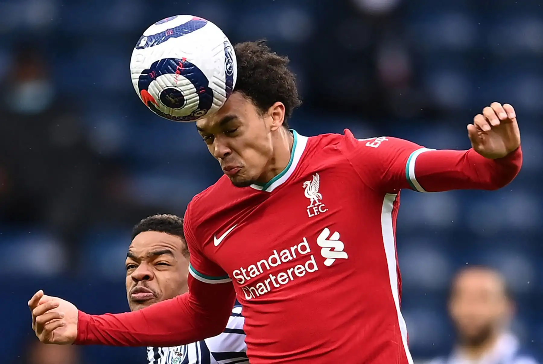El defensor inglés del Liverpool Trent Alexander-Arnold encabeza el balón bajo la presión del centrocampista inglés nacido en la República Democrática del Congo del West Bromwich Albion Grady Diangana  durante el partido de fútbol de la Premier League inglesa entre West Bromwich Albion y Liverpool.
Foto: AFP