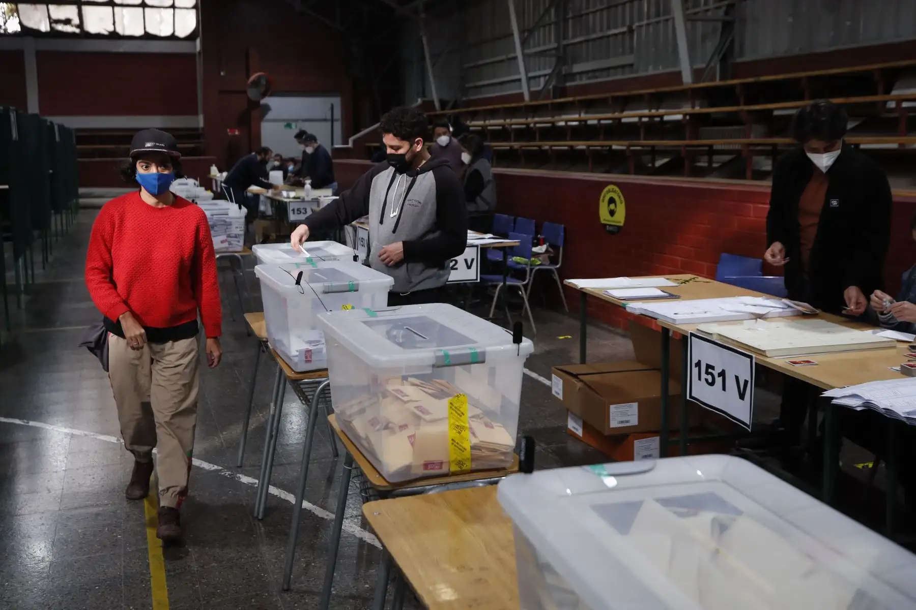 Ciudadanos llegan a un puesto de votación , durante las elecciones locales y constituyentes, en el Liceo Carmela Carvajal, en la comuna de Providencia, en Santiago de Chile.
Foto: AFP