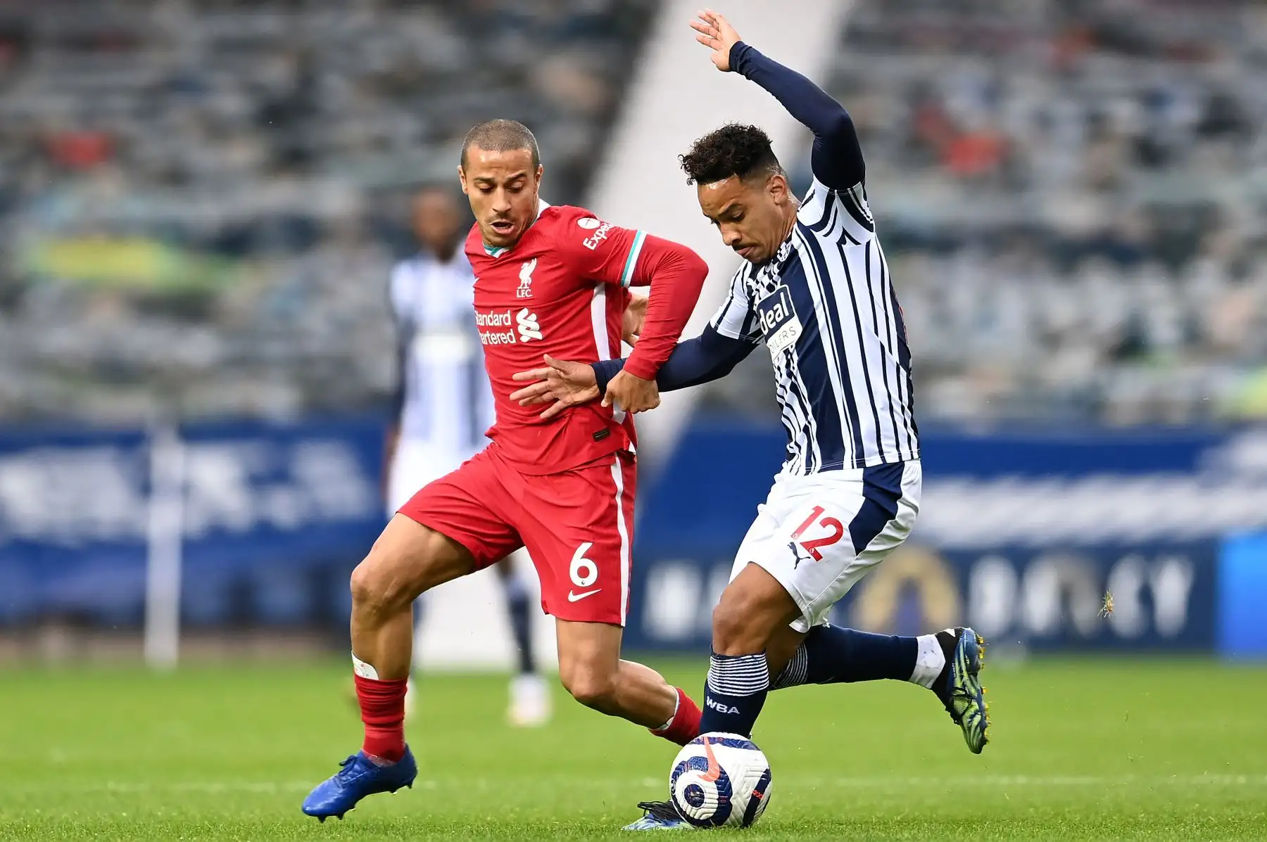 El centrocampista español del Liverpool Thiago Alcantara compite con el centrocampista brasileño del West Bromwich Albion Matheus Pereira durante el partido de fútbol de la Premier League inglesa entre West Bromwich Albion y Liverpool. 
Foto: AFP