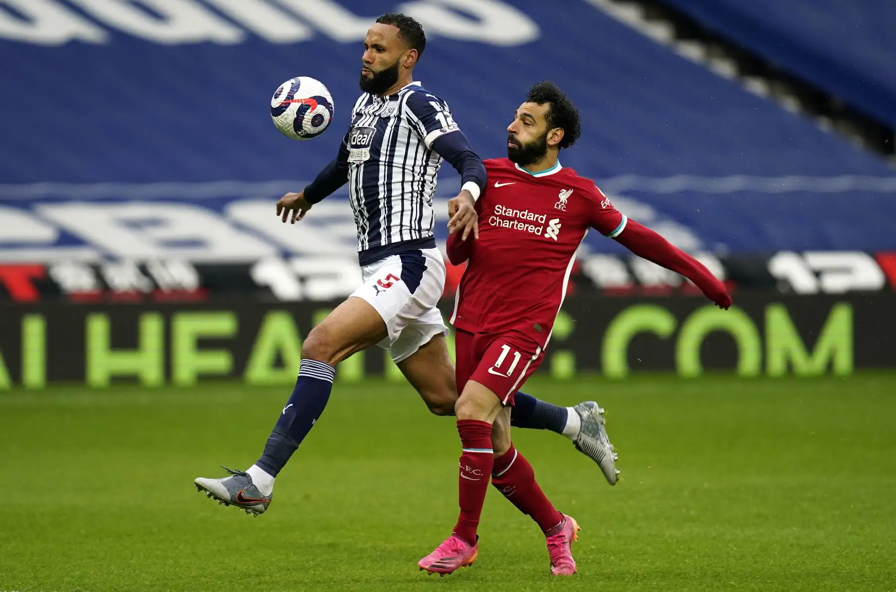 El defensor inglés del West Bromwich Albion Kyle Bartley compite con el centrocampista egipcio del Liverpool Mohamed Salah durante el partido de fútbol de la Premier League inglesa entre West Bromwich Albion y Liverpool.
Foto: AFP