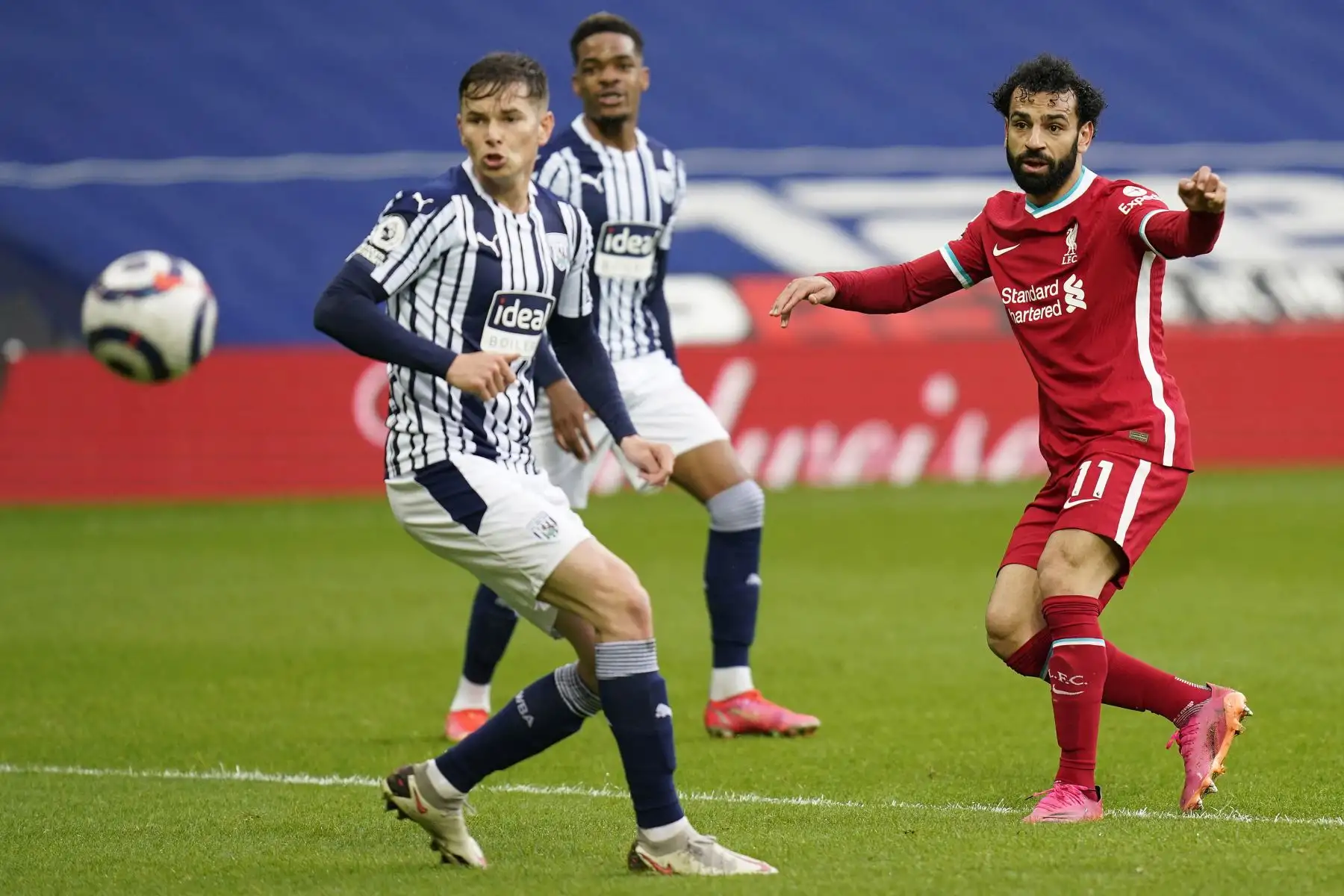 El centrocampista egipcio del Liverpool Mohamed Salah anota el primer gol de su equipo durante el partido de fútbol de la Premier League inglesa entre West Bromwich Albion y Liverpool.
Foto: AFP
