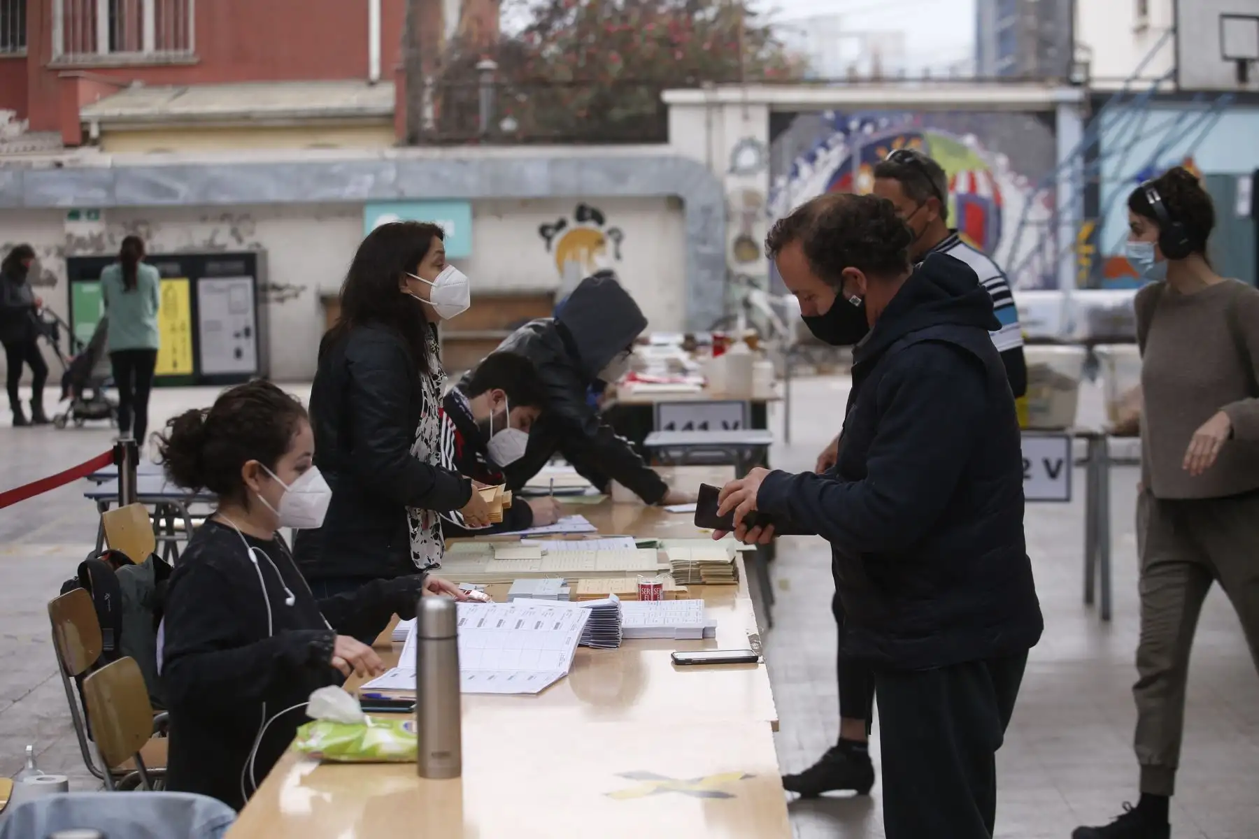 Ciudadanos llegan a un puesto de votación , durante las elecciones locales y constituyentes, en el Liceo Carmela Carvajal, en la comuna de Providencia, en Santiago de Chile.
Foto: EFE
