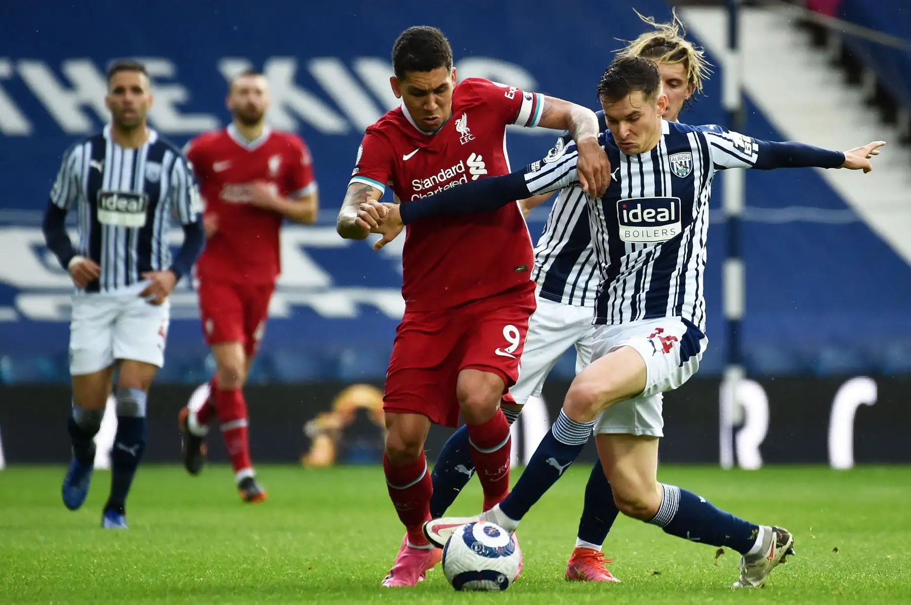 El centrocampista brasileño del Liverpool Roberto Firmino  compite con el defensor inglés del West Bromwich Albion, Conor Townsend durante el partido de fútbol de la Premier League inglesa entre West Bromwich Albion y Liverpool.
Foto: AFP