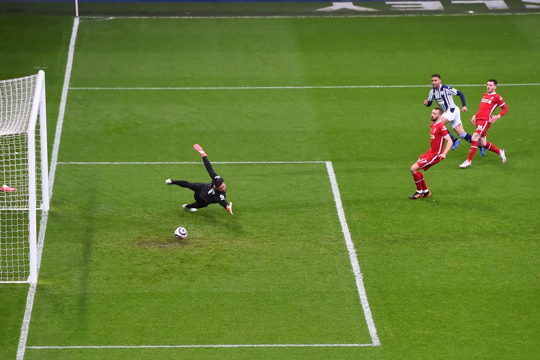El centrocampista brasileño del Liverpool Roberto Firmino compite con el defensor inglés del West Bromwich Albion, Conor Townsend durante el partido de fútbol de la Premier League inglesa entre West Bromwich Albion y Liverpool. 
Foto: AFP