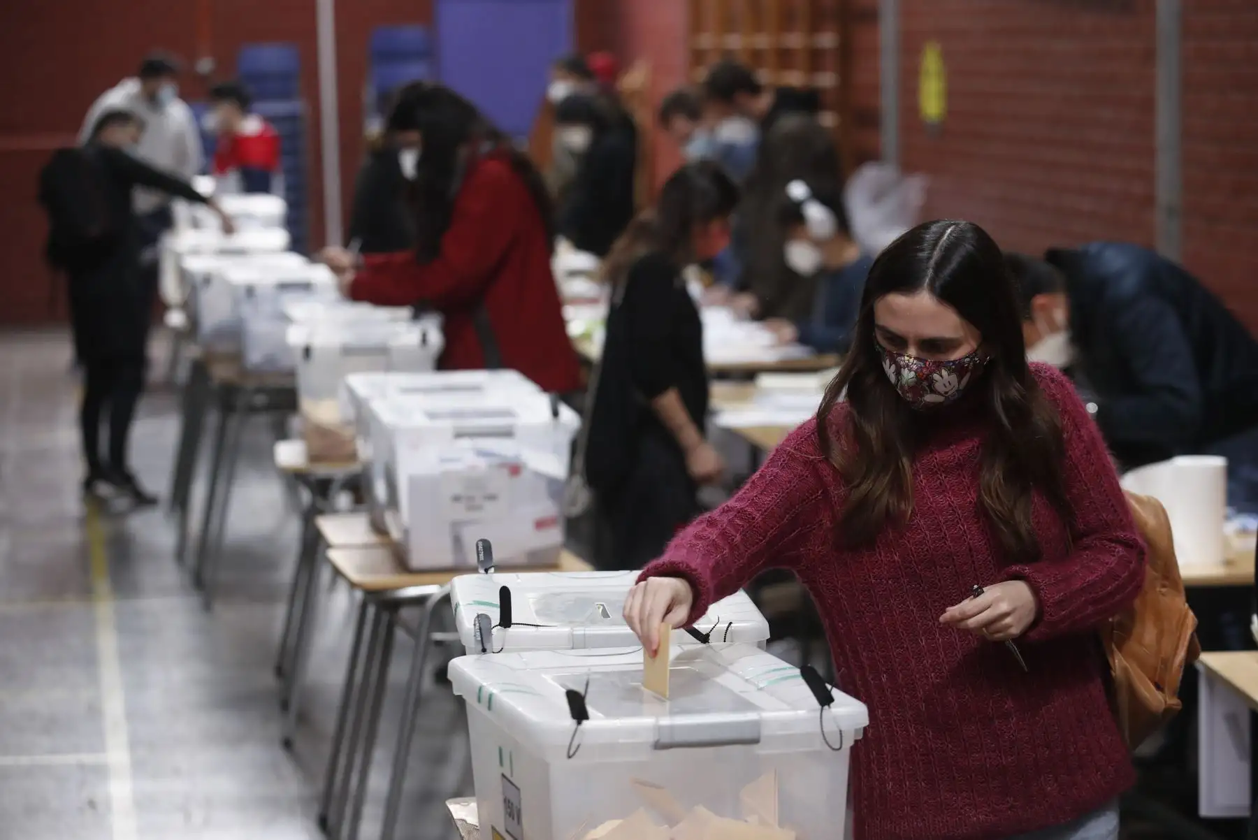 Ciudadanos votan en el Liceo Carmela Carvajal , durante las elecciones locales y constituyentes, en la comuna de Providencia, en Santiago de Chile. 
Foto: EFE