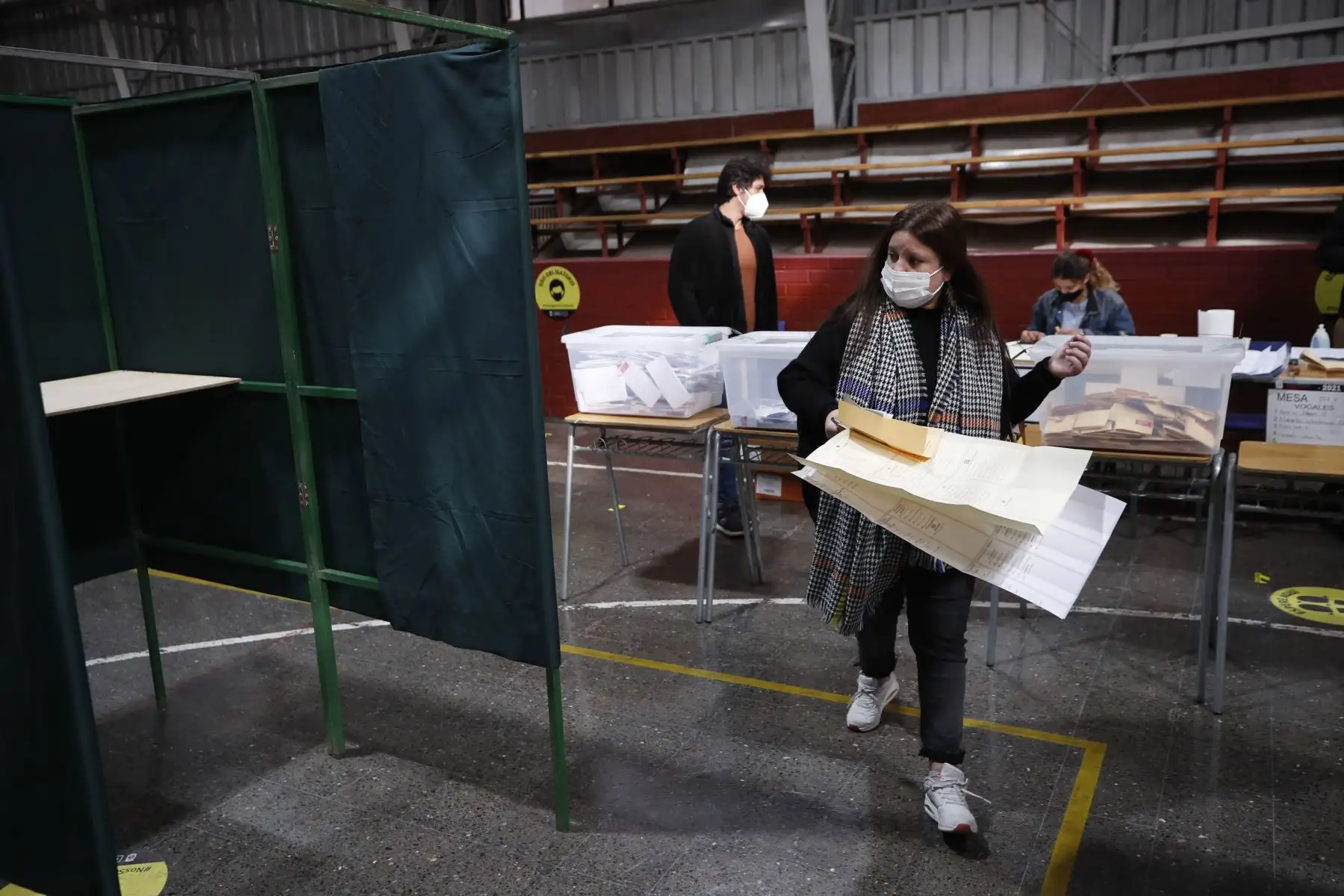 Ciudadanos votan en el Liceo Carmela Carvajal , durante las elecciones locales y constituyentes, en la comuna de Providencia, en Santiago de Chile. 
Foto: EFE