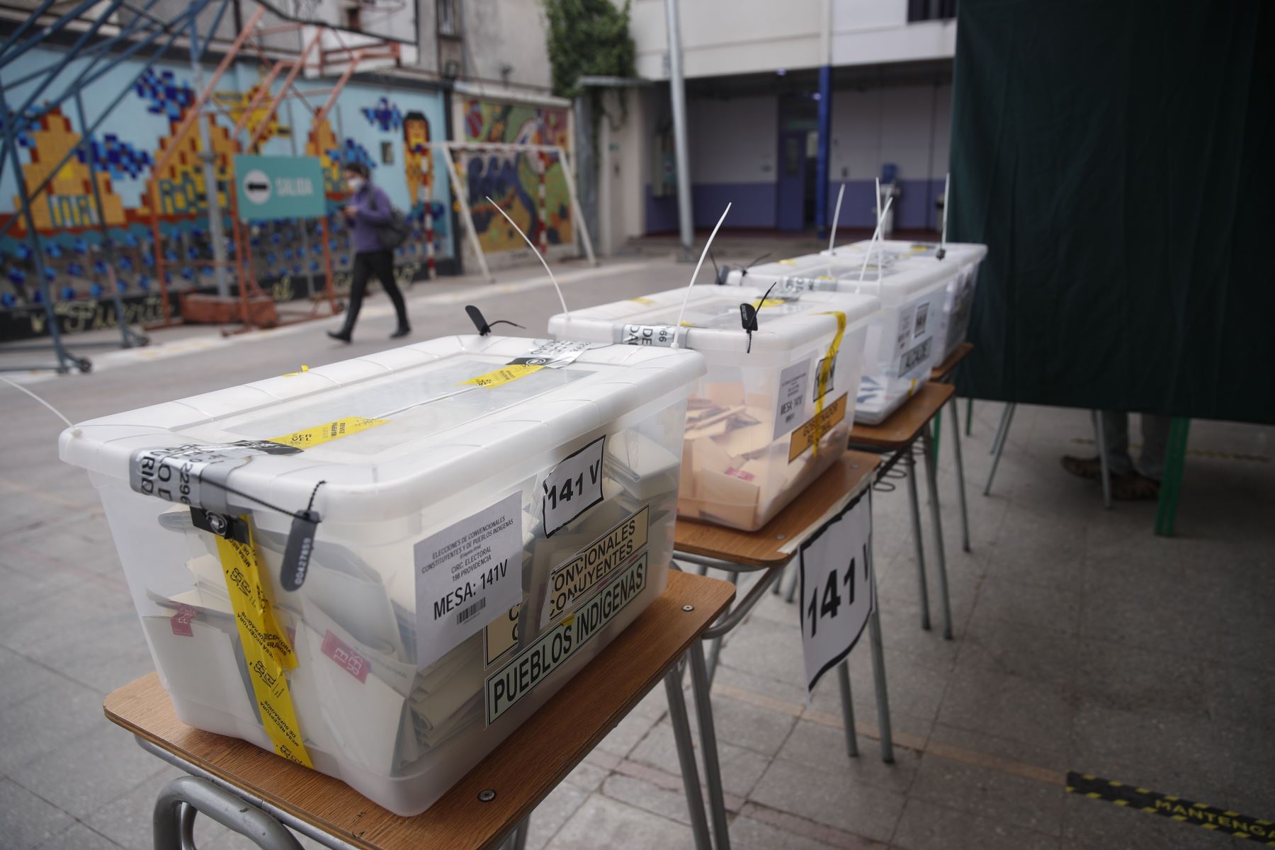 Ciudadanos votan en el Liceo Carmela Carvajal , durante las elecciones locales y constituyentes, en la comuna de Providencia, en Santiago de Chile. 
Foto: EFE
