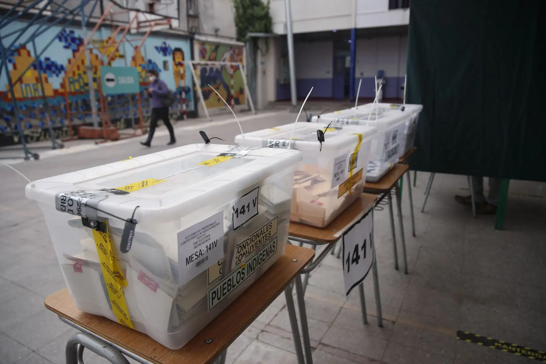 Ciudadanos votan en el Liceo Carmela Carvajal , durante las elecciones locales y constituyentes, en la comuna de Providencia, en Santiago de Chile. 
Foto: EFE