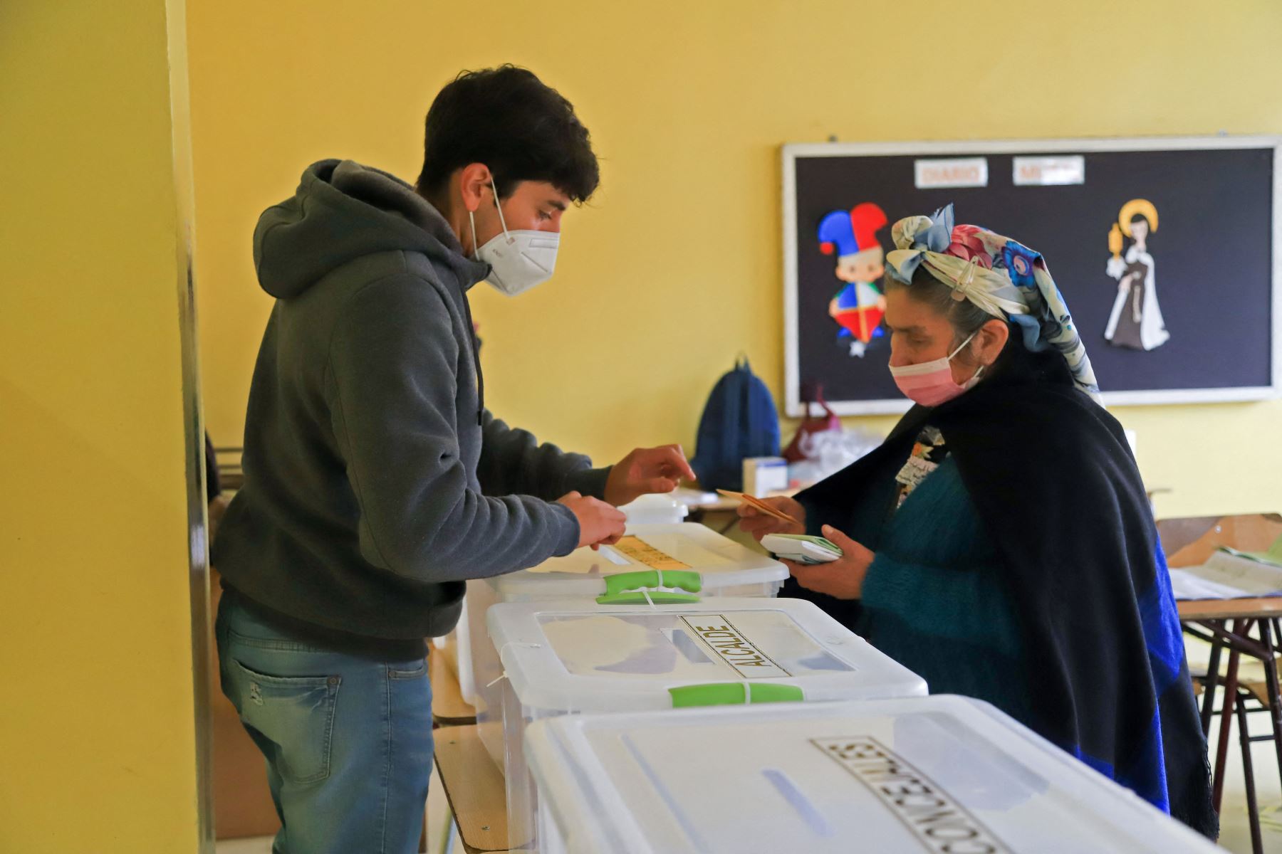 Una mujer indígena mapuche vota durante las elecciones para elegir alcaldes, concejales y una comisión para reescribir la constitución en Temuco, Chile.
Foto: AFP