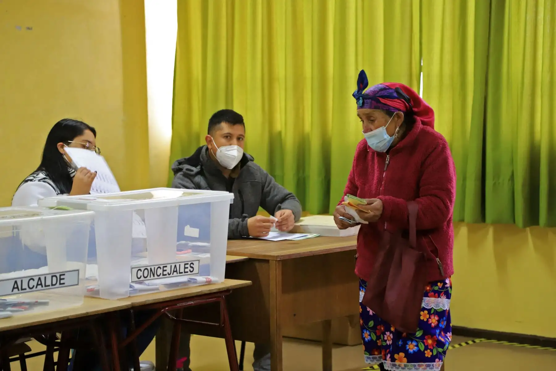 Una mujer indígena mapuche vota durante las elecciones para elegir alcaldes, concejales y una comisión para reescribir la constitución en Temuco, Chile.
Foto: AFP