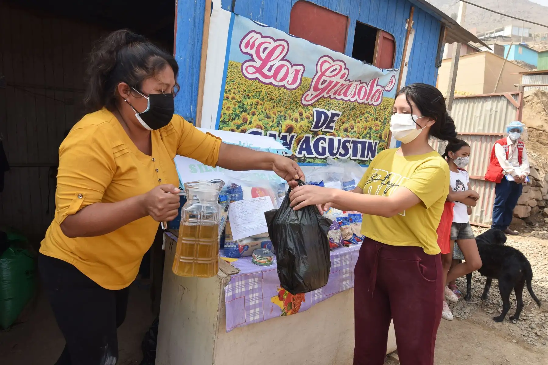 Madres de la olla común Los Girasoles de San Agustín, ejemplos de lucha y tesón ante la adversidad, aumentan las raciones para familias del distrito de San Antonio, en Huarochirí, con alimentos entregados por el Midis a través de Qali Warma.
Foto: Midis