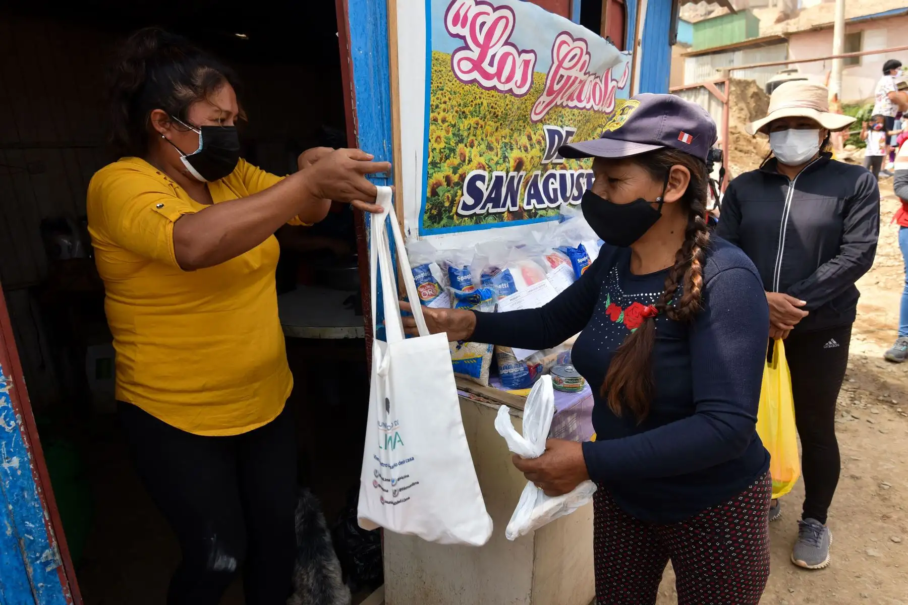 Madres de la olla común Los Girasoles de San Agustín, ejemplos de lucha y tesón ante la adversidad, aumentan las raciones para familias del distrito de San Antonio, en Huarochirí, con alimentos entregados por el Midis a través de Qali Warma.
Foto: Midis