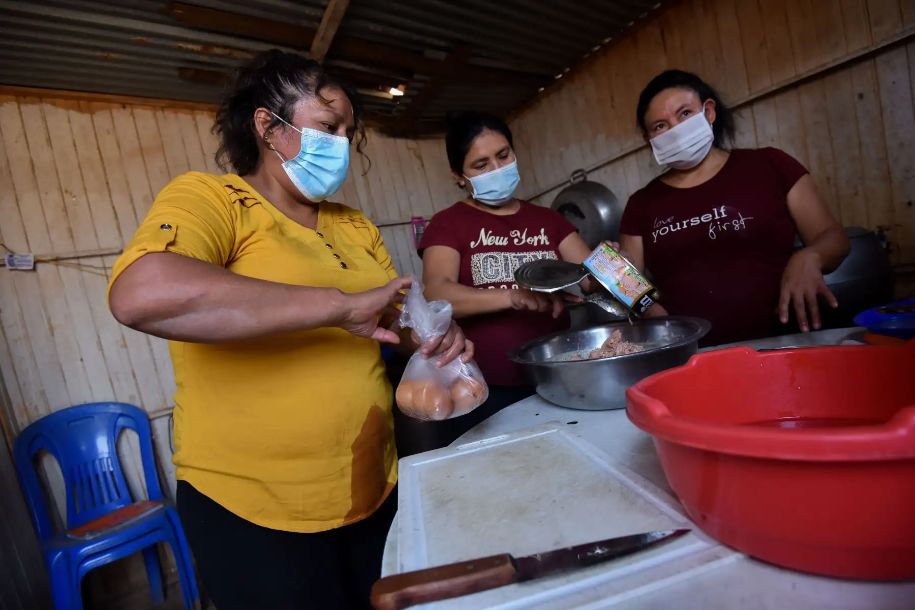 Madres de la olla común Los Girasoles de San Agustín, ejemplos de lucha y tesón ante la adversidad, aumentan las raciones para familias del distrito de San Antonio, en Huarochirí, con alimentos entregados por el Midis a través de Qali Warma.
Foto: Midis