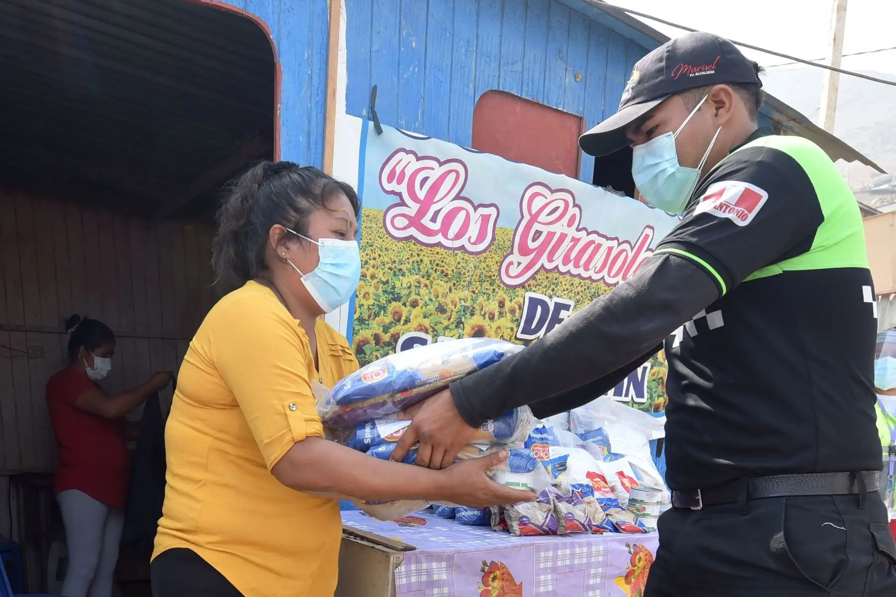 Madres de la olla común Los Girasoles de San Agustín, ejemplos de lucha y tesón ante la adversidad, aumentan las raciones para familias del distrito de San Antonio, en Huarochirí, con alimentos entregados por el Midis a través de Qali Warma.
Foto: Midis