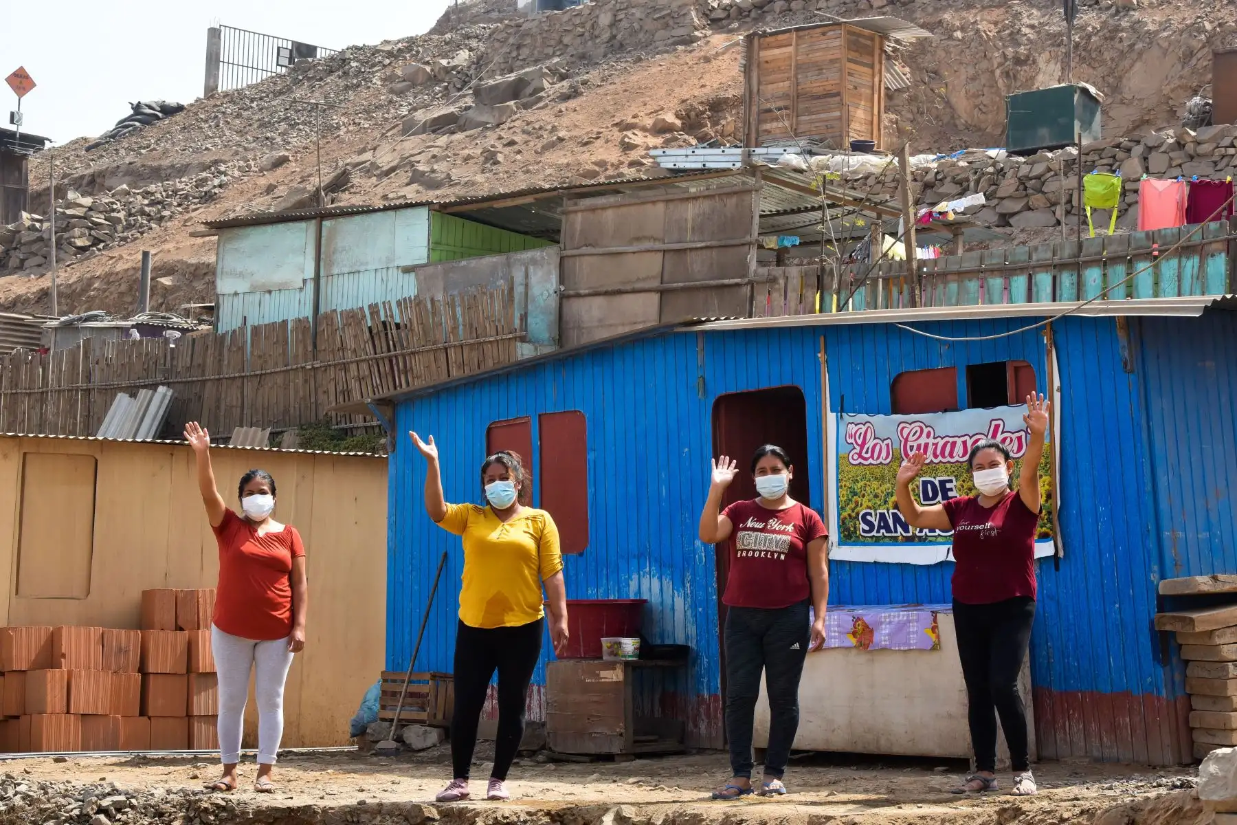 Madres de la olla común Los Girasoles de San Agustín, ejemplos de lucha y tesón ante la adversidad, aumentan las raciones para familias del distrito de San Antonio, en Huarochirí, con alimentos entregados por el Midis a través de Qali Warma.
Foto: Midis