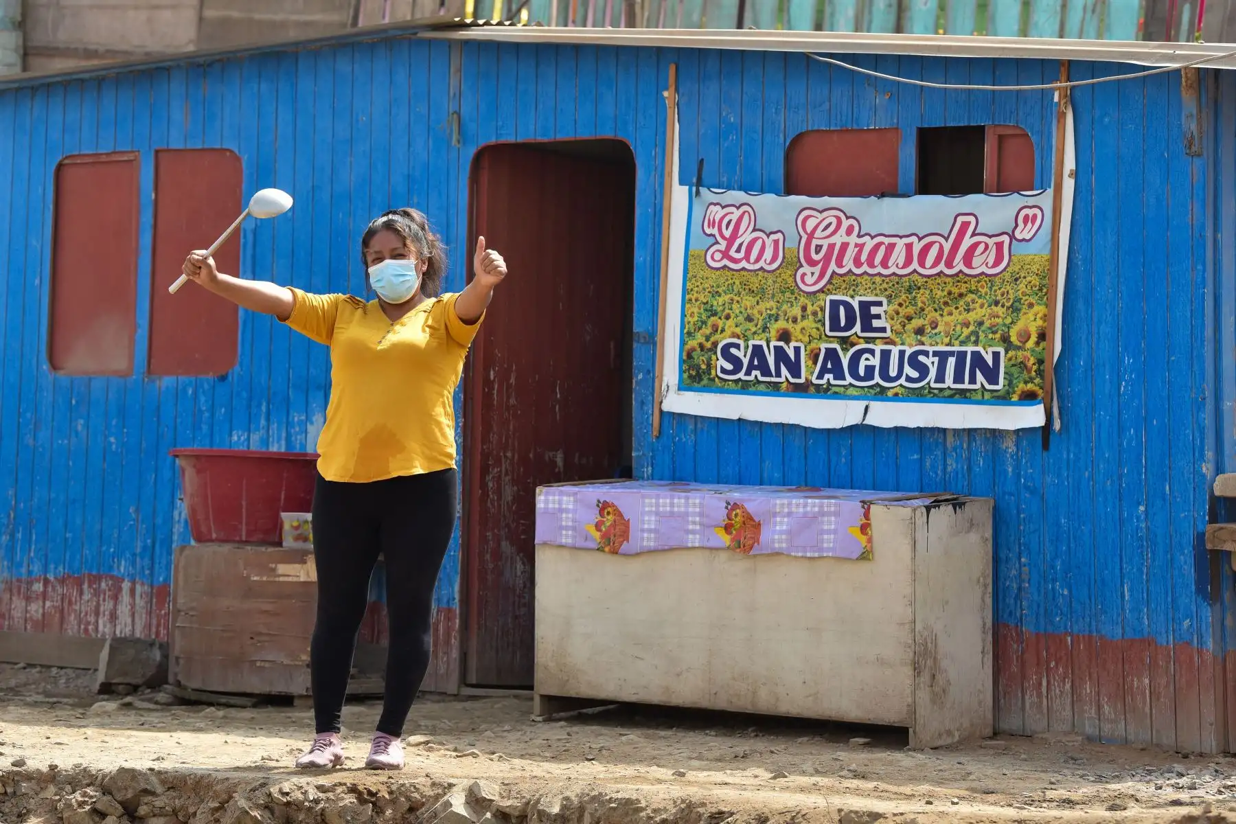 Madres de la olla común Los Girasoles de San Agustín, ejemplos de lucha y tesón ante la adversidad, aumentan las raciones para familias del distrito de San Antonio, en Huarochirí, con alimentos entregados por el Midis a través de Qali Warma.
Foto: Midis