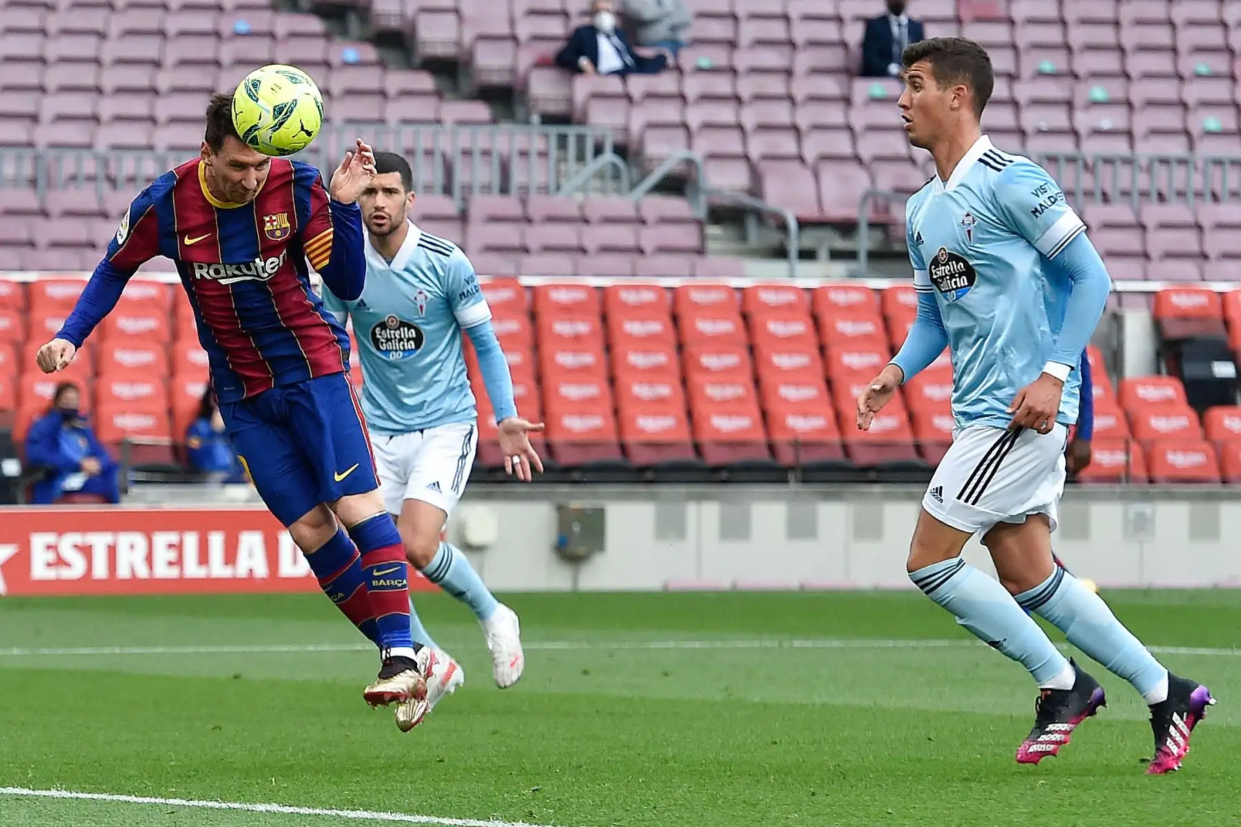 El delantero argentino del Barcelona Lionel Messi cabecea el balón y marca un gol durante el partido de fútbol de la Liga española entre el FC Barcelona y el RC Celta de Vigo.
Foto: AFP