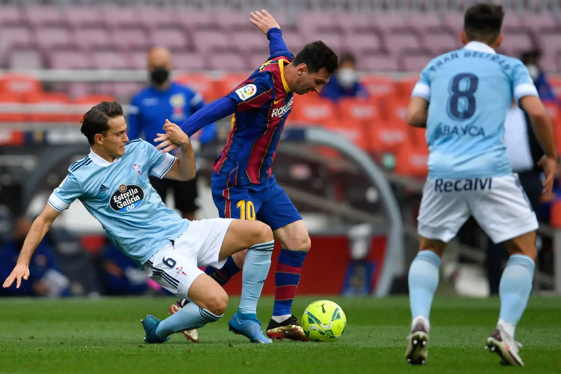 El centrocampista español del Celta Denis Suárez compite con el delantero argentino del Barcelona Lionel Messi durante el partido de fútbol de la Liga española entre el FC Barcelona y el RC Celta de Vigo. Foto: AFP