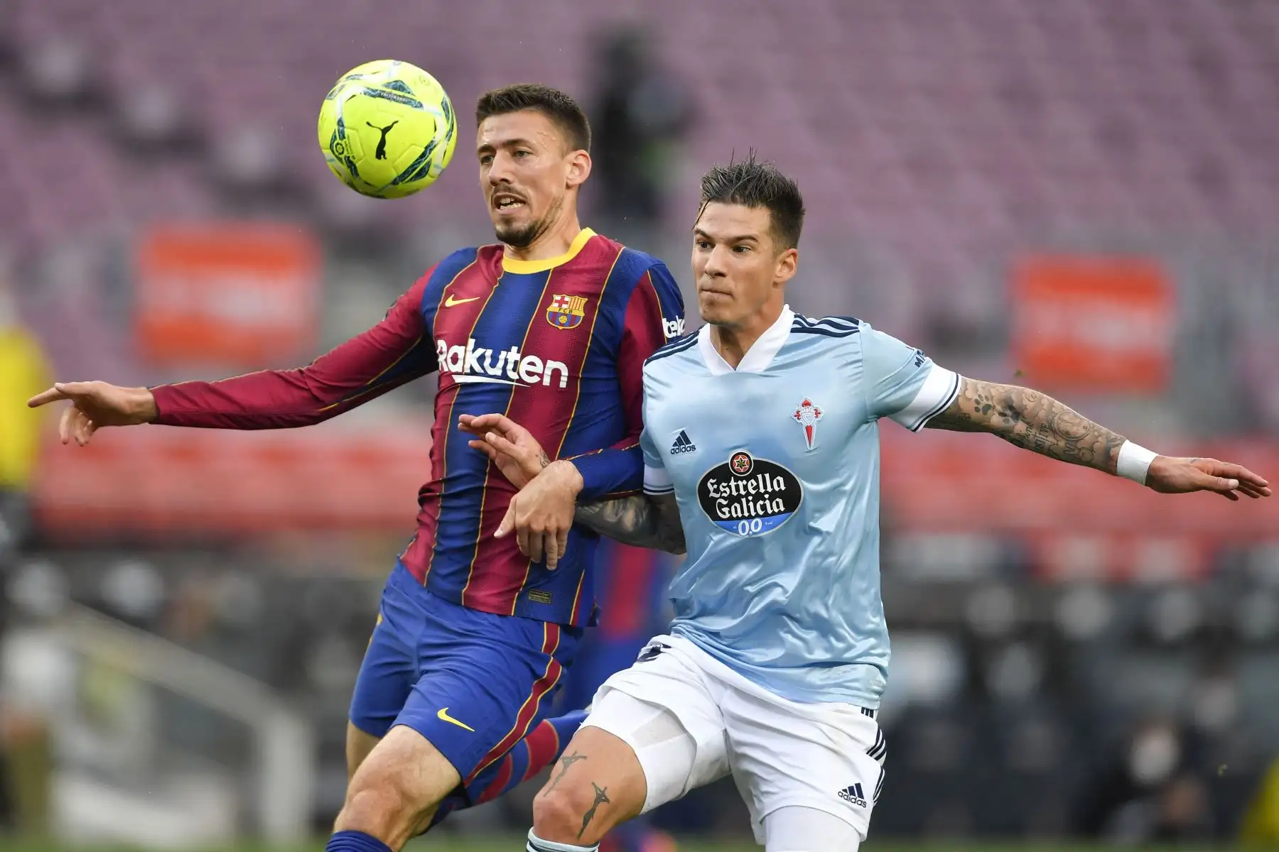 El defensa francés del Barcelona Clement Lenglet compite con el defensor español del Celta Hugo Mallo durante el partido de fútbol de la Liga española entre el FC Barcelona y el RC Celta de Vigo. Foto: AFP
