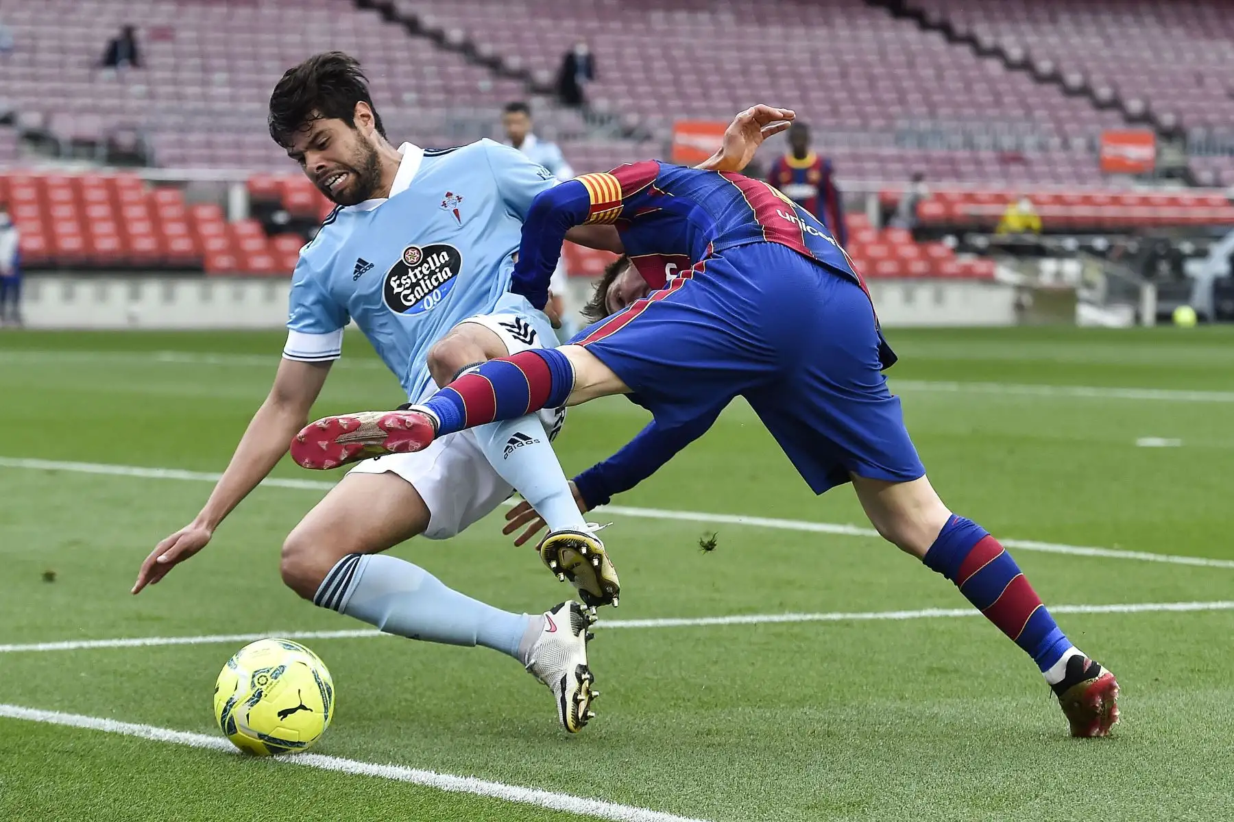 El delantero argentino del Barcelona Lionel Messi compite con el defensor mexicano del Celta Nestor Araujo durante el partido de fútbol de la Liga española entre el FC Barcelona y el RC Celta de Vigo.
Foto: AFP