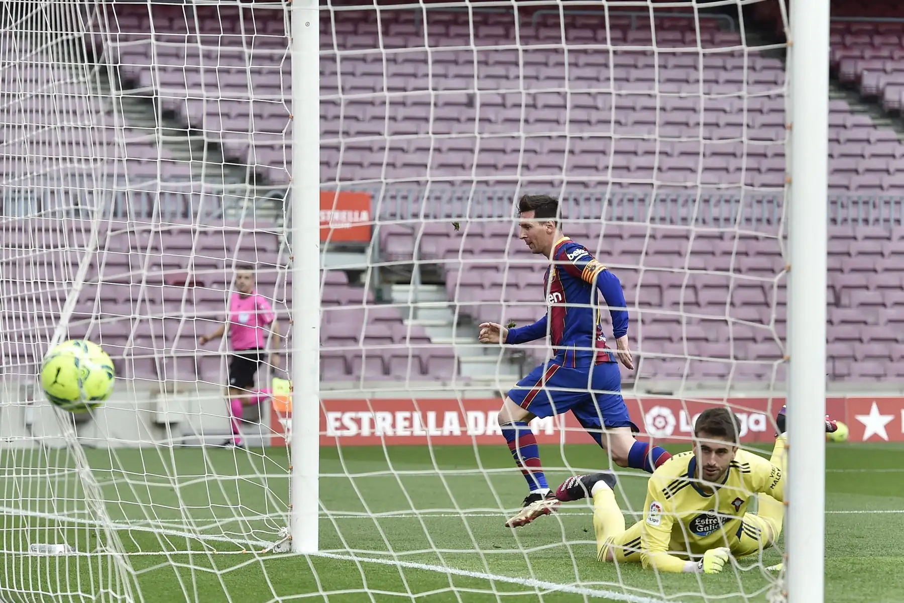 El delantero argentino del Barcelona Lionel Messi marca un gol durante el partido de fútbol de la Liga española entre el FC Barcelona y el RC Celta de Vigo.
Foto: AFP