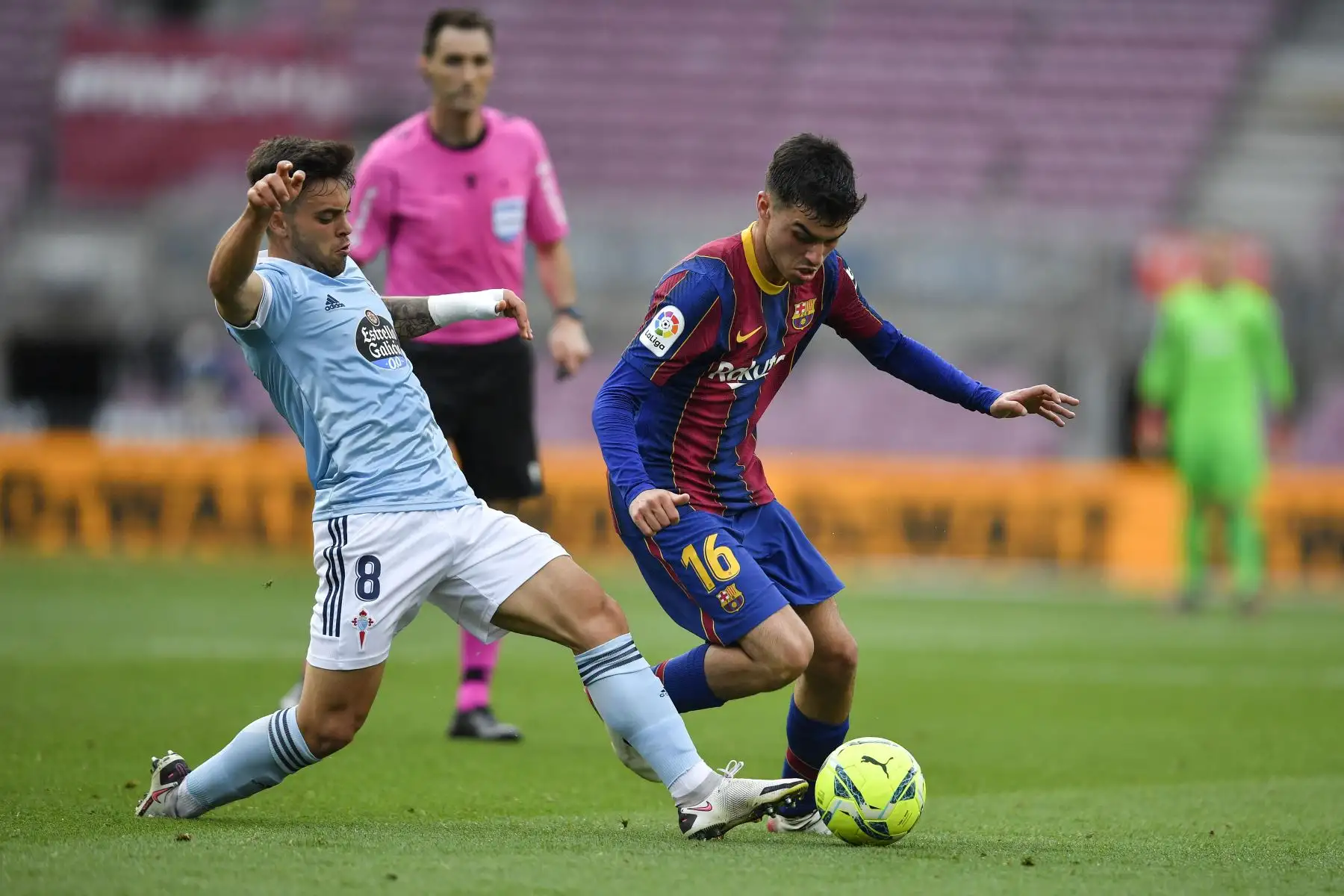 El centrocampista español del Barcelona, Pedri compite con el centrocampista español del Celta, Fran Beltrán, durante el partido de fútbol de la Liga española entre el FC Barcelona y el RC Celta de Vigo.
Foto: AFP