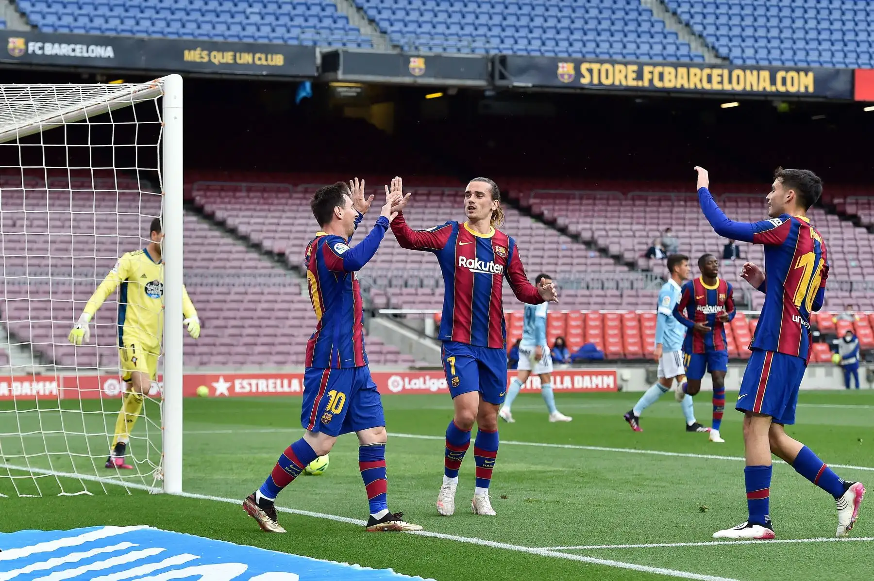El delantero argentino del Barcelona Lionel Messi celebra su gol con sus compañeros durante el partido de fútbol de la Liga española entre el FC Barcelona y el RC Celta de Vigo.
Foto: AFP