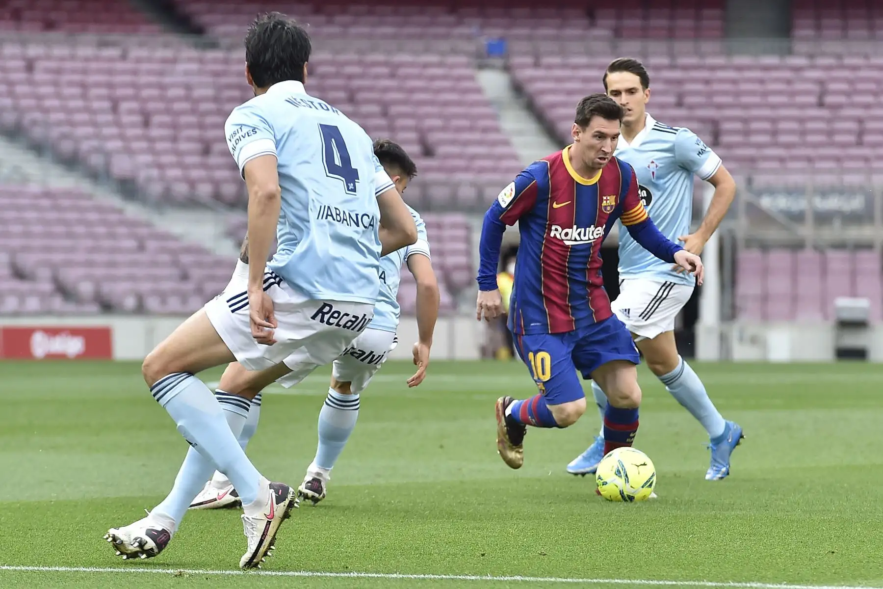 El delantero argentino del Barcelona Lionel Messi bota el balón durante el partido de fútbol de la Liga española entre el FC Barcelona y el RC Celta de Vigo.
Foto: AFP