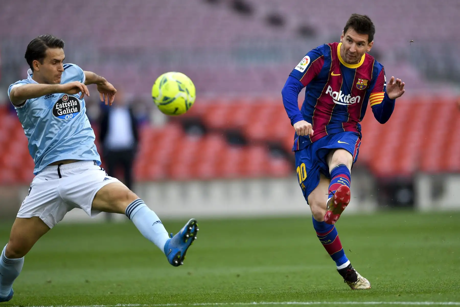 El centrocampista español del Celta Denis Suárez compite con el delantero argentino del Barcelona Lionel Messi durante el partido de fútbol de la Liga española entre el FC Barcelona y el RC Celta de Vigo.
Foto: AFP