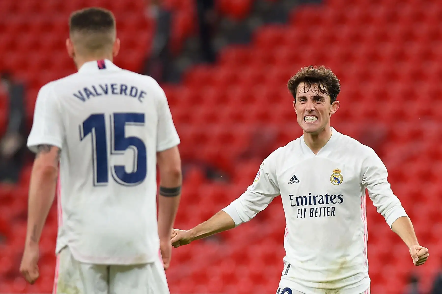 El defensa español del Real Madrid Álvaro Odriozola celebra al final del partido de fútbol de la Liga española entre el Athletic Club de Bilbao y el Real Madrid CF.
Foto: AFP