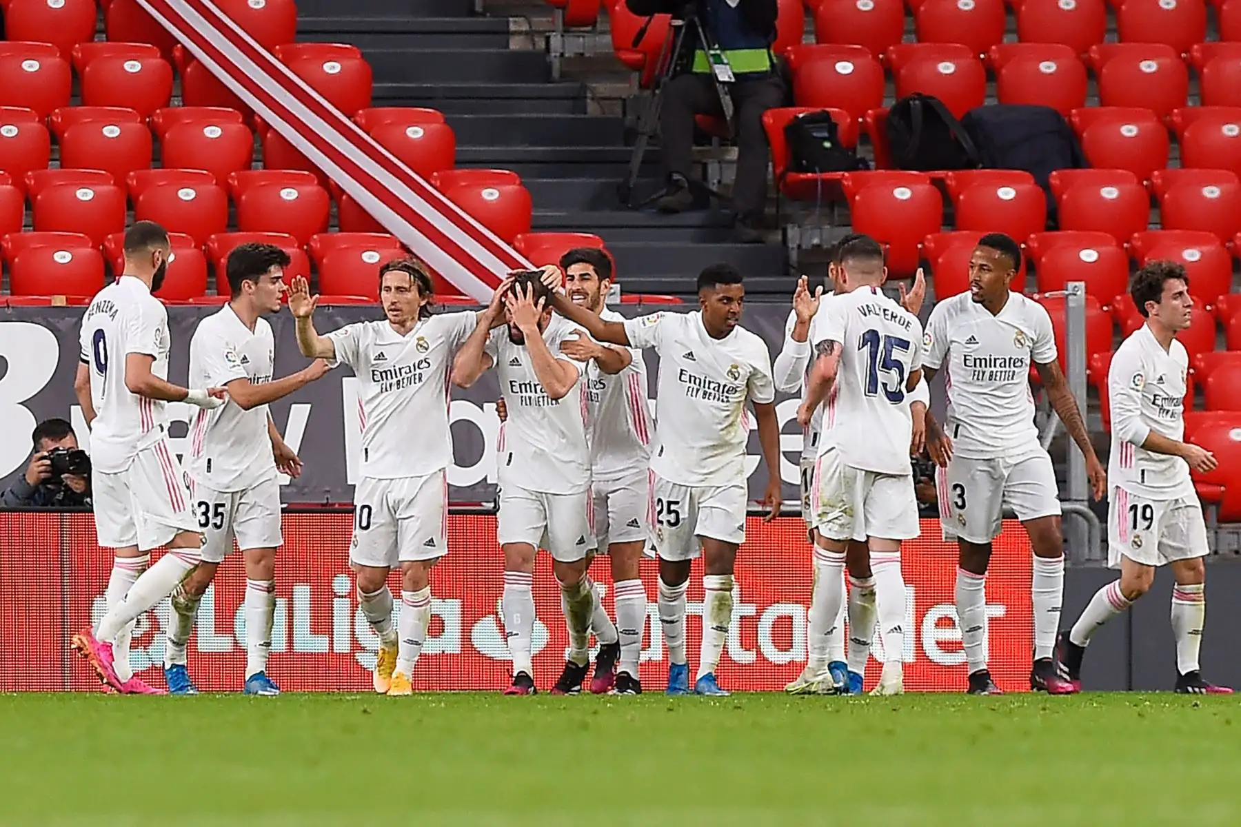 El defensa español del Real Madrid Nacho Fernández es felicitado por sus compañeros tras marcar un gol durante el partido de fútbol de la Liga española entre el Athletic Club de Bilbao y el Real Madrid.
Foto: AFP