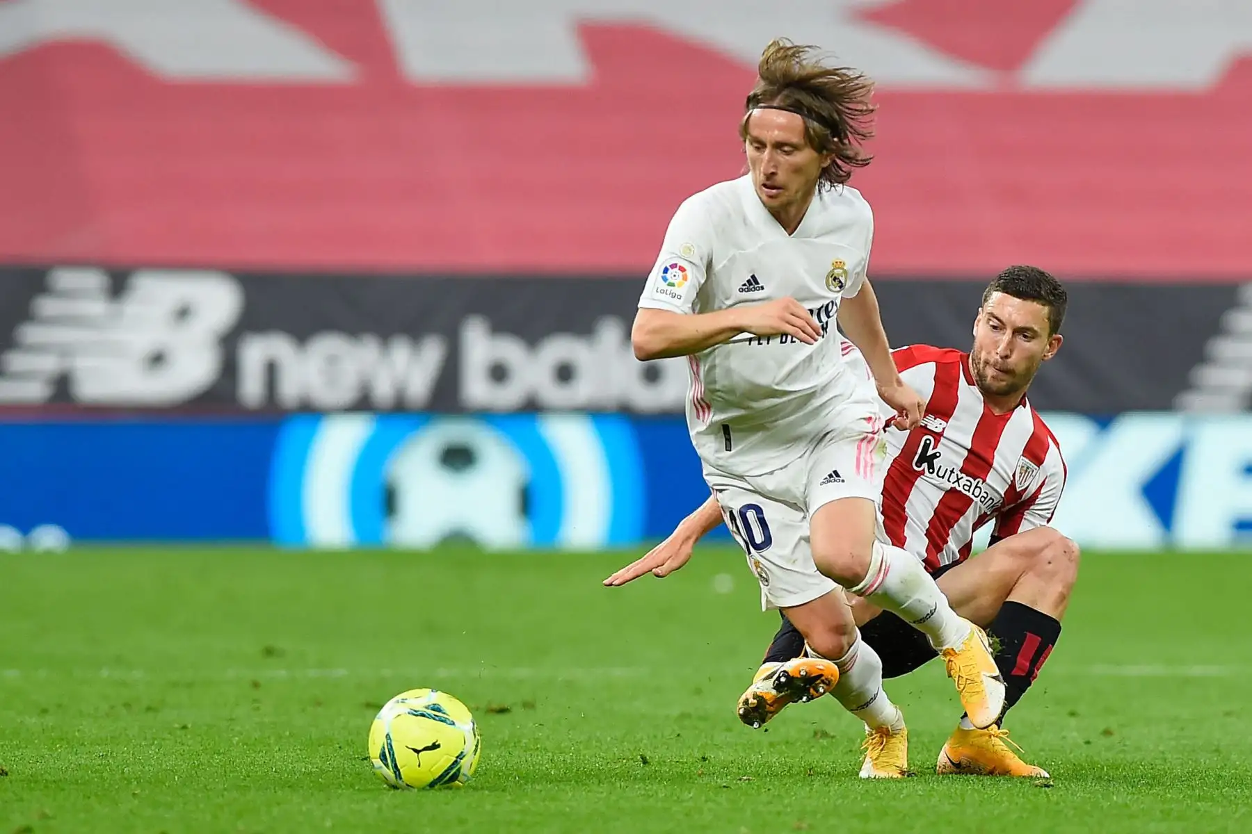 El centrocampista croata del Real Madrid Luka Modric, es abordado por el defensa español del Athletic de Bilbao, Oscar De Marcos, durante el partido de fútbol de la Liga española entre el Athletic Club de Bilbao y el Real Madrid CF.
Foto: AFP