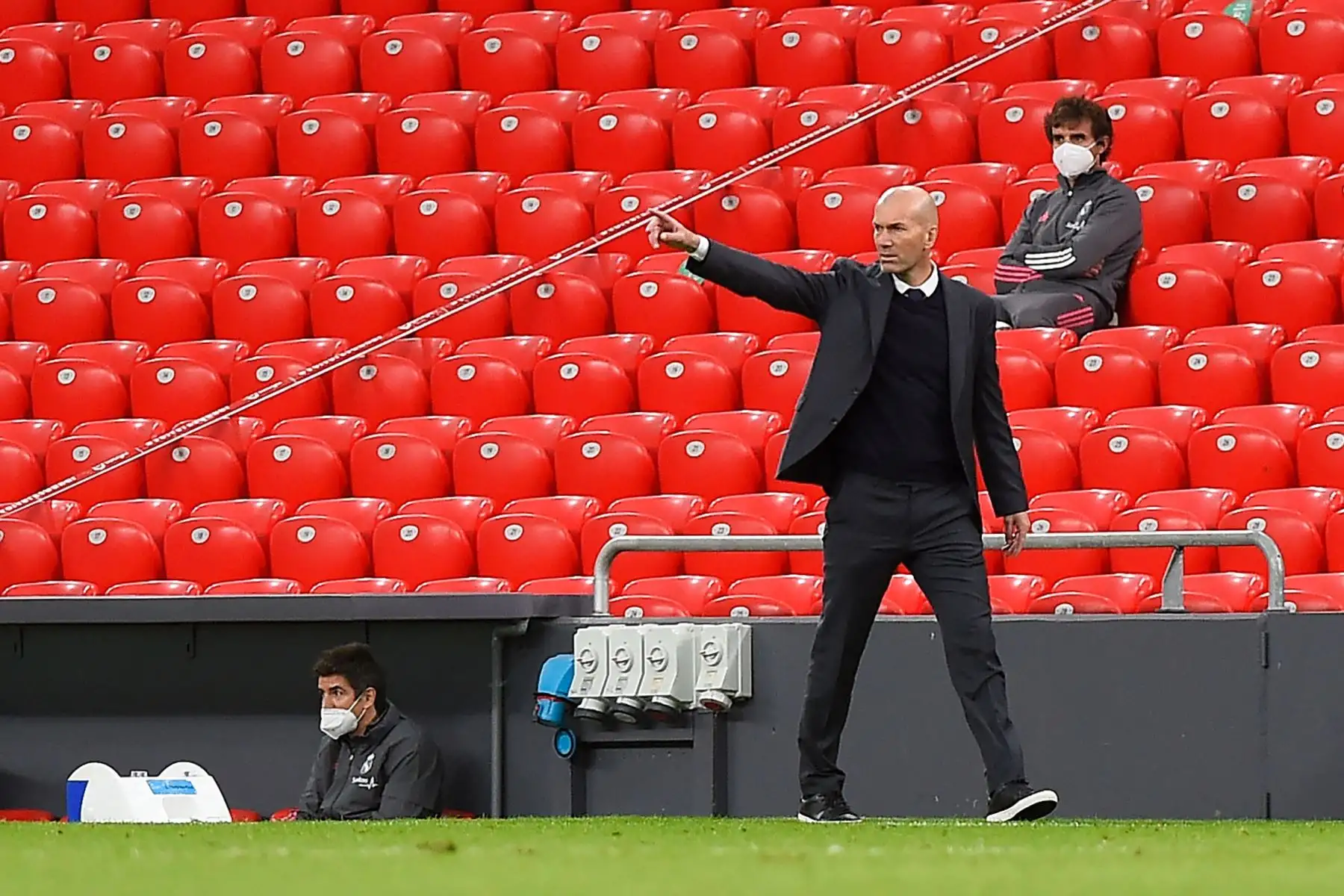 El técnico francés del Real Madrid, Zinedine Zidane, hace gestos durante el partido de fútbol de la Liga española entre el Athletic Club de Bilbao y el Real Madrid.
Foto: AFP