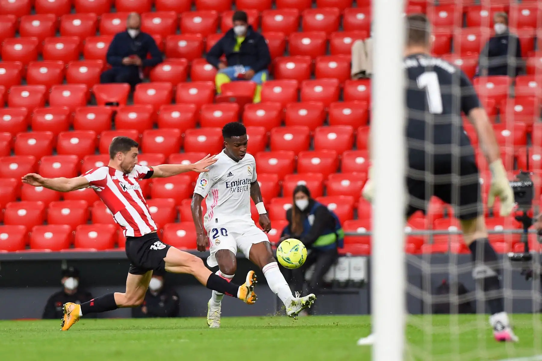 El defensor español del Athletic de Bilbao Oscar De Marcos  aborda al delantero brasileño del Real Madrid Vinicius Junior durante el partido de fútbol de la Liga española entre el Athletic Club de Bilbao y el Real Madrid.
Foto: AFP