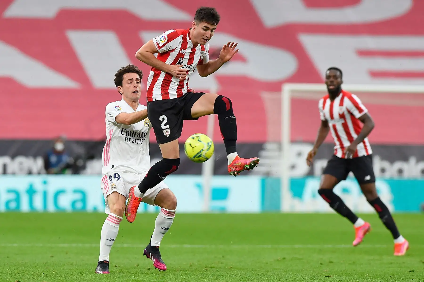 El defensa español del Real Madrid Álvaro Odriozola compite con el centrocampista español del Athletic de Bilbao Jon Morcillo durante el partido de fútbol de la Liga española entre el Athletic Club de Bilbao y el Real Madrid CF.
Foto: AFP