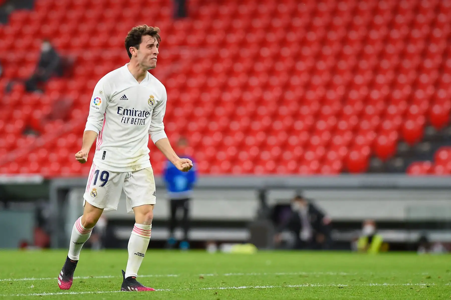 El defensa español del Real Madrid Álvaro Odriozola celebra al final del partido de fútbol de la Liga española entre el Athletic Club de Bilbao y el Real Madrid CF en el estadio San Mamés de Bilbao.
Foto: AFP