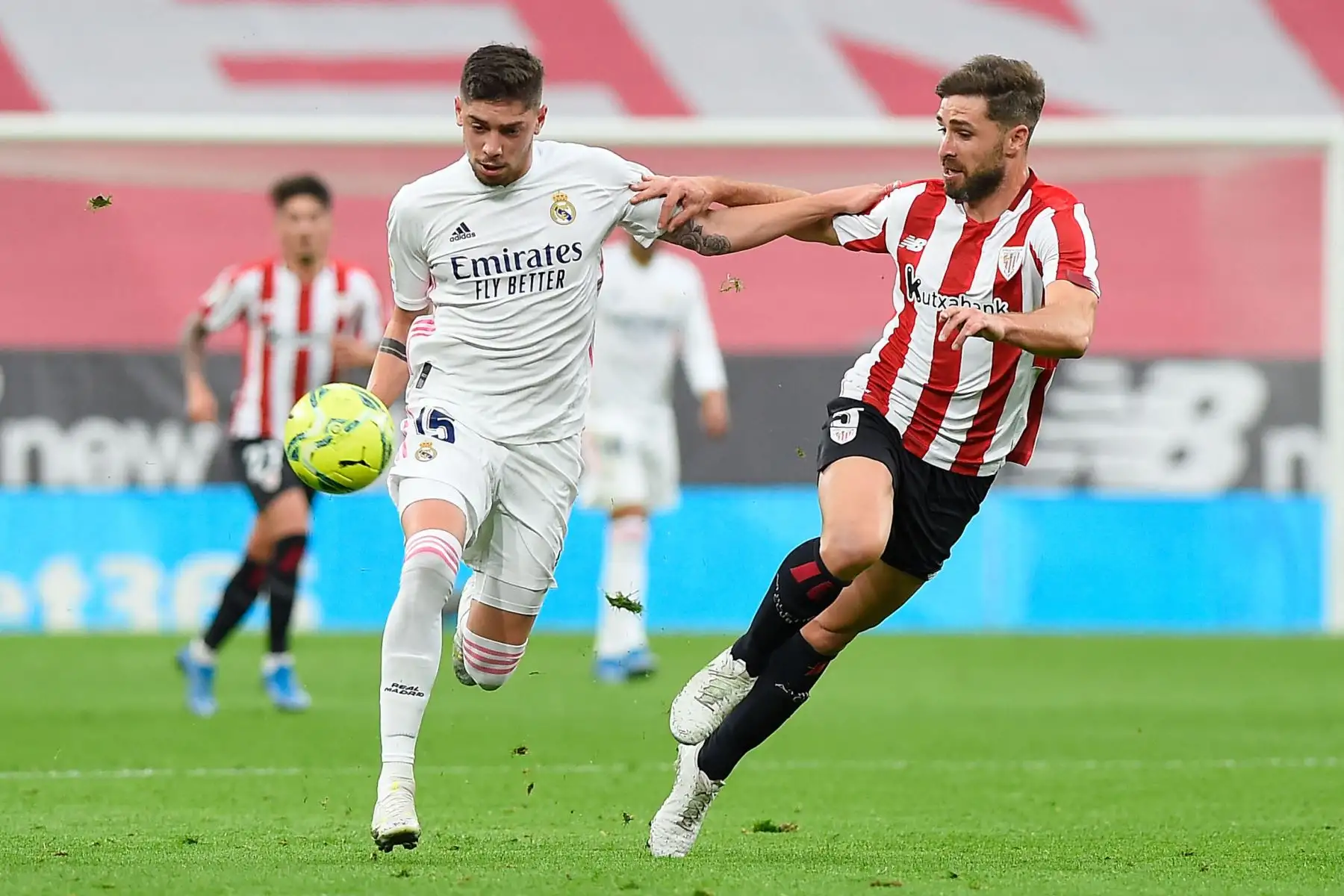 El centrocampista uruguayo del Real Madrid Federico Valverde compite con el defensor español del Athletic de Bilbao Yeray Álvarez durante el partido de fútbol de la Liga española entre el Athletic Club de Bilbao y el Real Madrid.
Foto: AFP