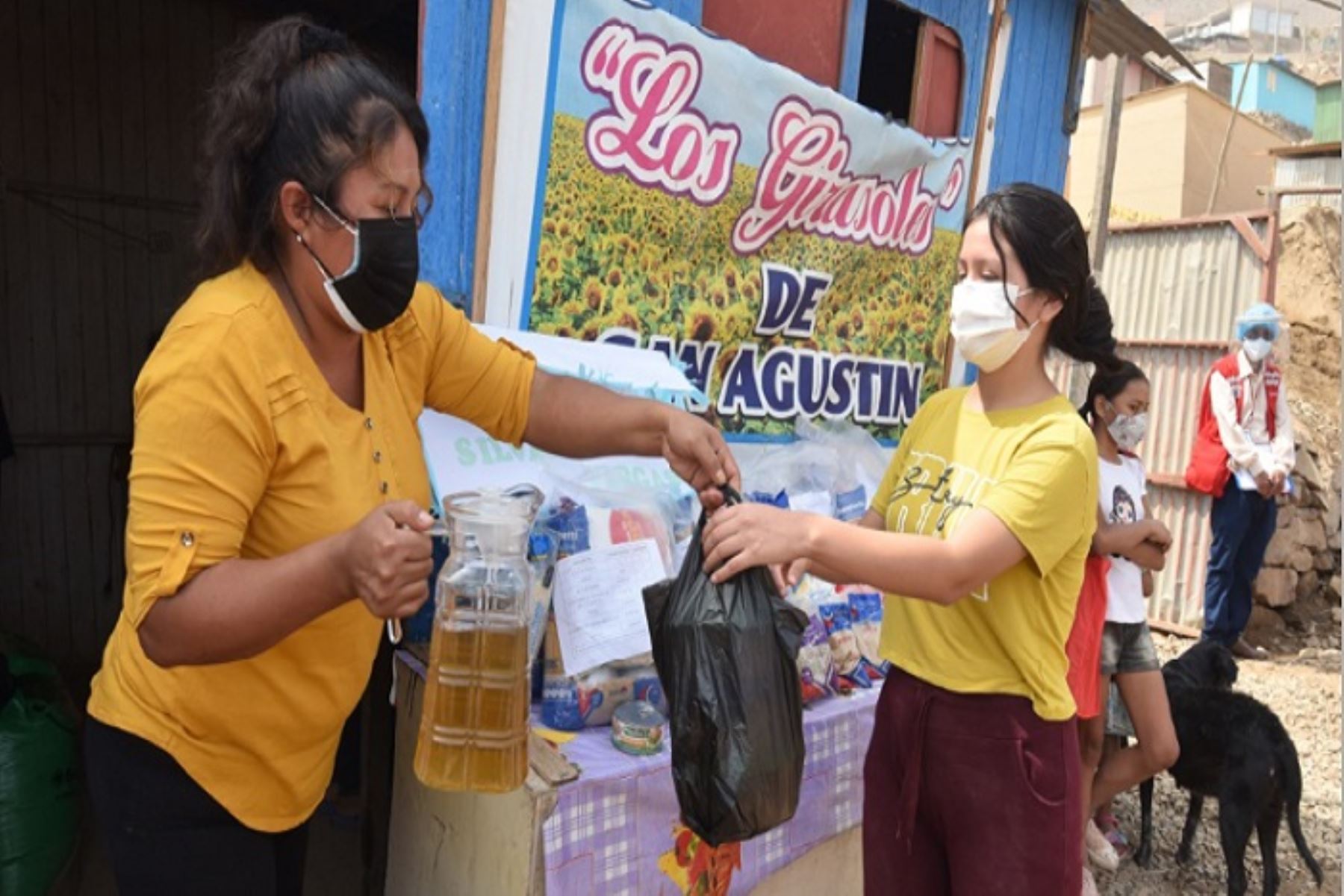 Verónica, presidenta de la olla común, recibió con entusiasmo, de parte de la Municipalidad Distrital de San Antonio, el apoyo alimentario proporcionado por el Midis, a través de Qali Warma.