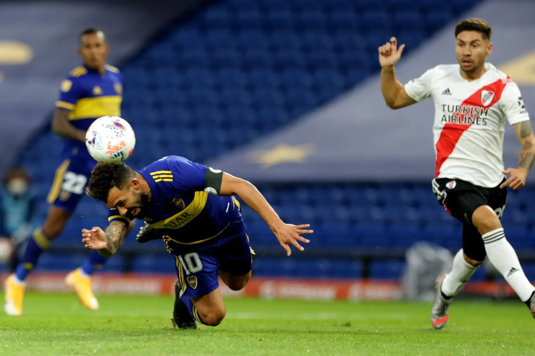 Carlos Tevez de Boca cabecea para anotar el 1-0 hoy, en un partido de los cuartos de final de la Primera División de Argentina entre Boca Juniors y River Plate en el estadio la Bombonera en Buenos Aires (Argentina). Foto: EFE