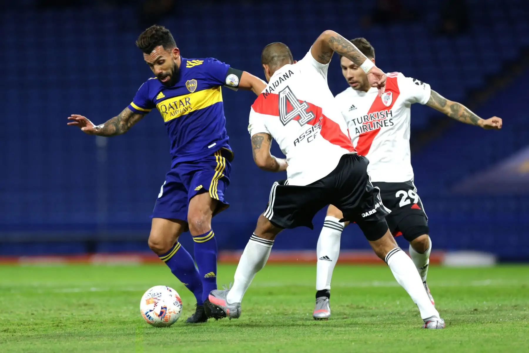 Carlos Tevez de Boca disputa un balón con Jonatan Maidana de River hoy, en un partido de los cuartos de final de la Primera División de Argentina entre Boca Juniors y River Plate en el estadio la Bombonera en Buenos Aires (Argentina). Foto: EFE