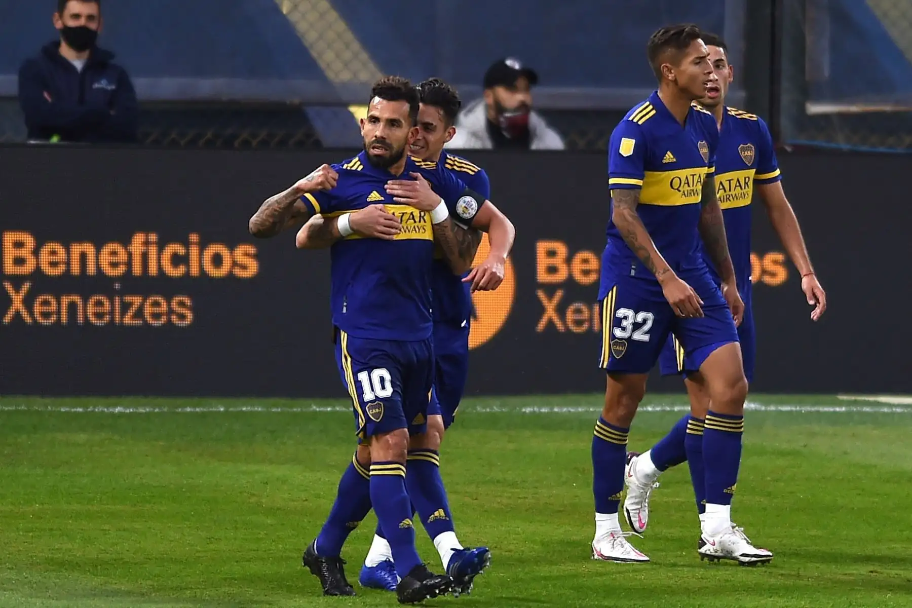 Carlos Tevez  de Boca celebra al anotar el 1-0 hoy, en un partido de los cuartos de final de la Primera División de Argentina entre Boca Juniors y River Plate en el estadio la Bombonera en Buenos Aires (Argentina). Foto: EFE
