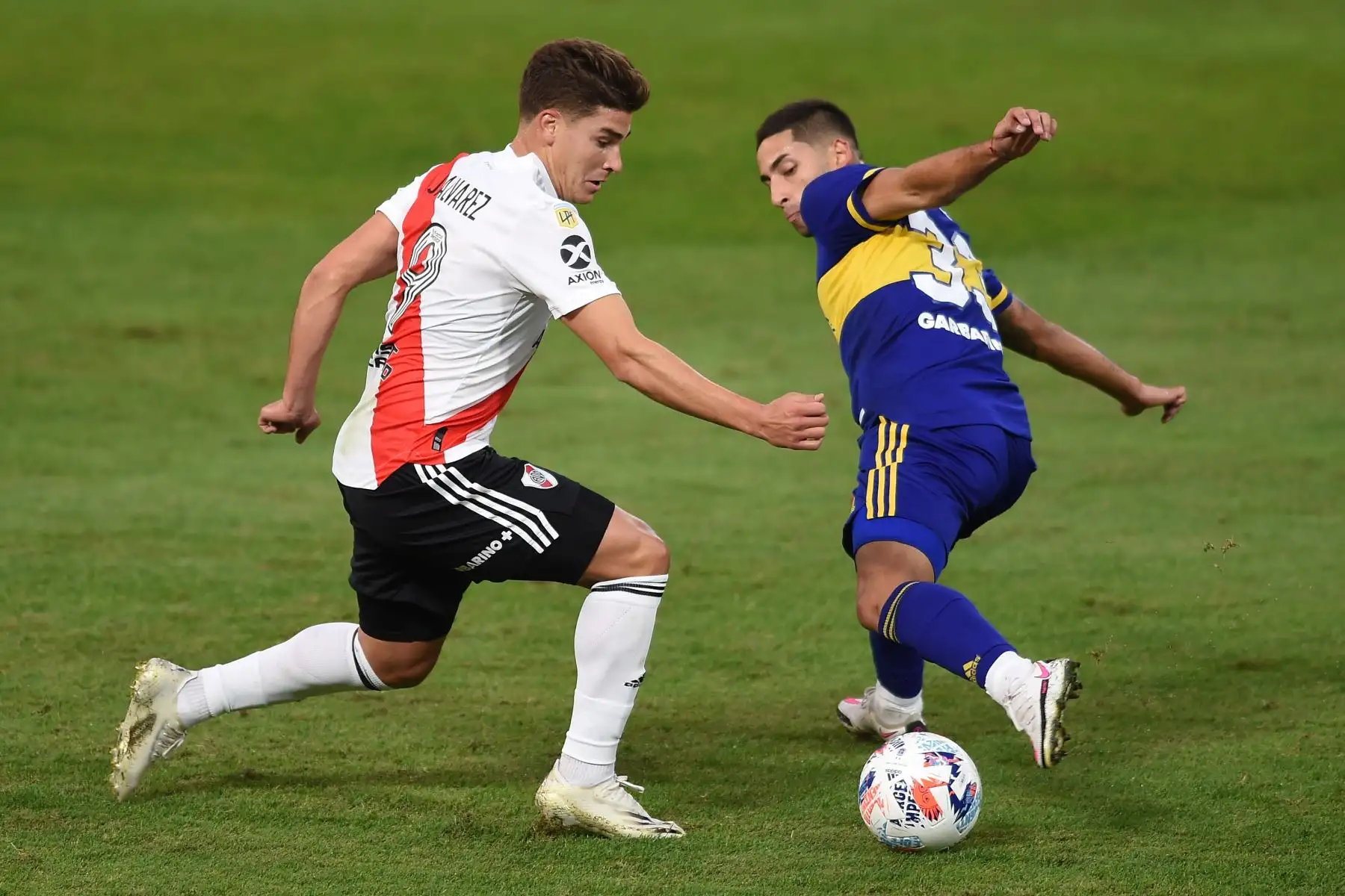 Alan Varela de Boca disputa un balón con Julian Álvarez de River hoy, en un partido de los cuartos de final de la Primera División de Argentina entre Boca Juniors y River Plate en el estadio la Bombonera en Buenos Aires (Argentina). Foto: EFE