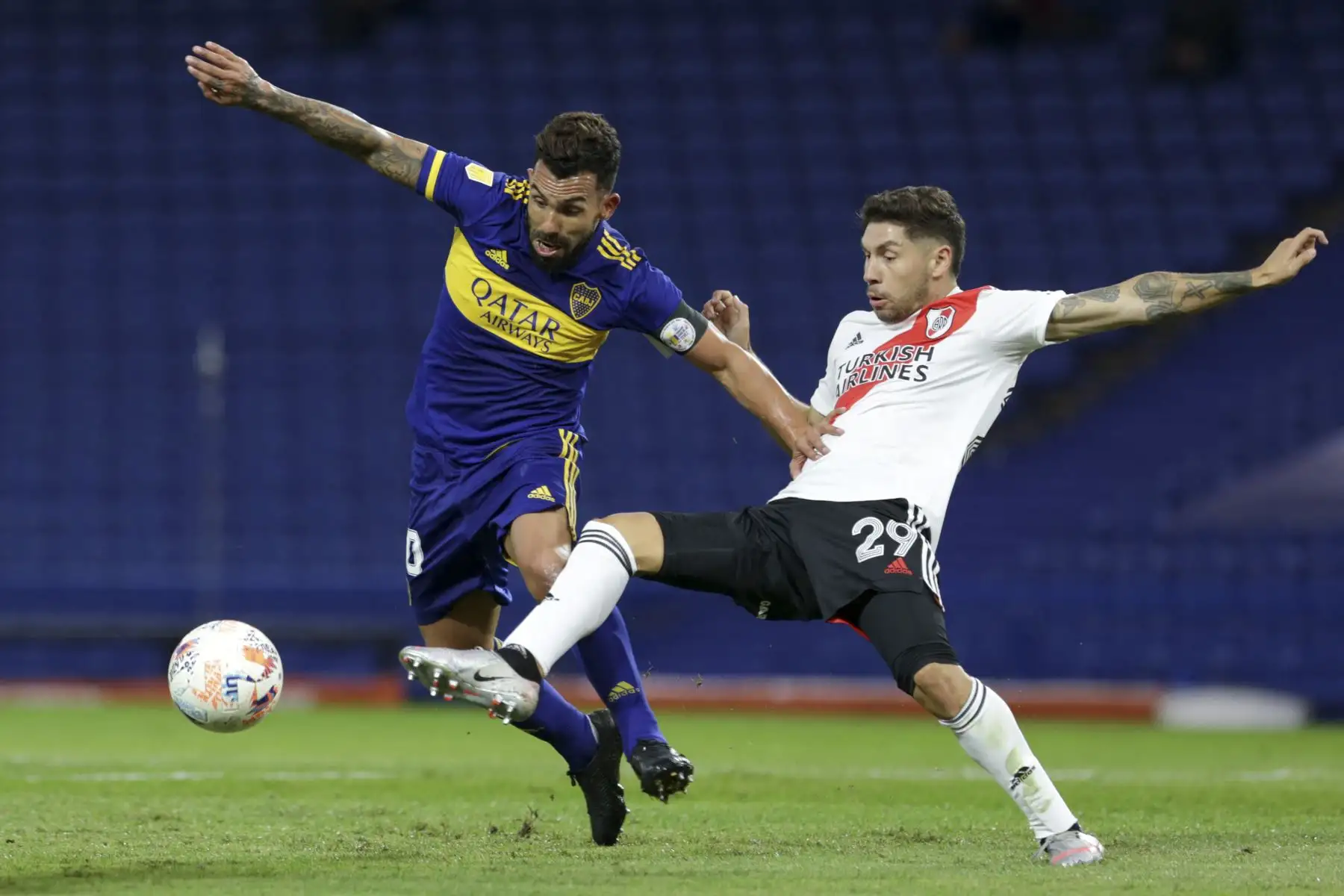 Carlos Tevez  De Boca Juniors y Gonzalo Montiel de River Plate disputan los cuartos de final de la Liga Argentina de Fútbol Profesional en el estadio La Bombonera de Buenos Aires. Foto: AFP
