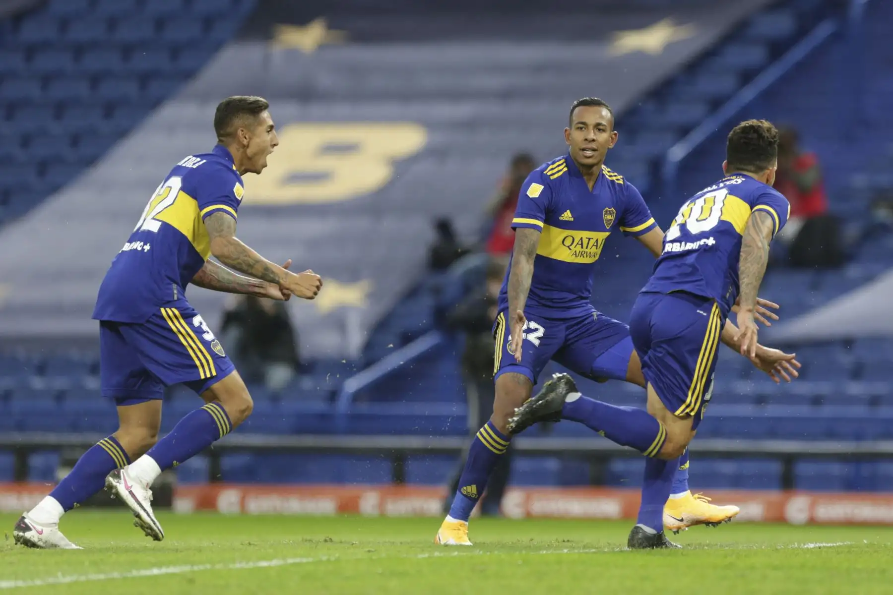 Carlos Tevez de Boca Juniors celebra con sus compañeros Agustín Almendra (izq.) Y el colombiano Sebastián Villa luego de anotar ante River Plate durante el partido de cuartos de final de la Liga Argentina de Fútbol Profesional en el estadio La Bombonera de Buenos Aires. Foto: AFP