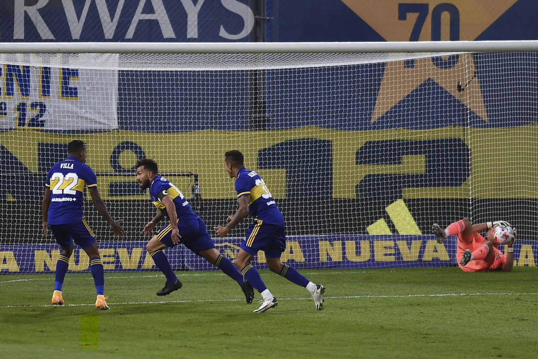 Carlos Tevez de Boca Juniors celebra con sus compañeros Agustín Almendra (3-L) y el colombiano Sebastián Villa tras anotar ante River Plate durante el partido de cuartos de final de la Liga Argentina de Fútbol Profesional en el estadio La Bombonera de Buenos Aires. Foto: AFP