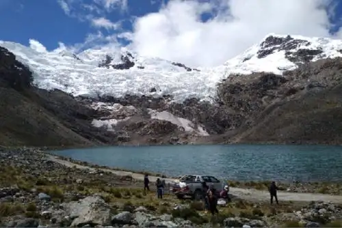 Los efectos del cambio climático continúan degradando el  Huaytapallana. Hasta la fecha ya ha perdido el 50% de su masa glaciar y es posible que, de continuar este proceso, el emblemático nevado desaparezca en un lapso de 30 años.  Foto: Pedro Tinoco Mendoza.